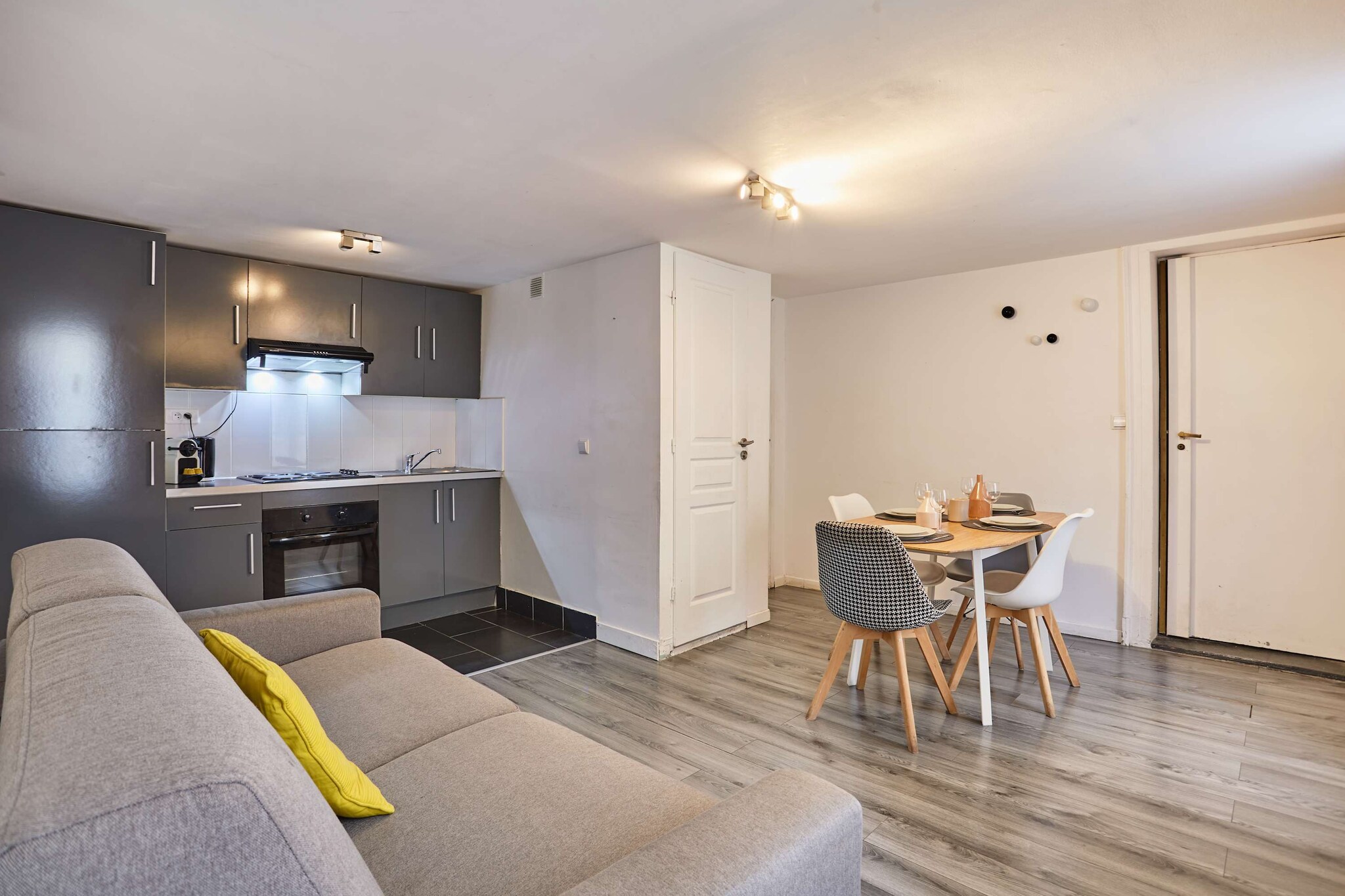 Apartment with 1 bedroom and 1 bathroom, elegant, ideal for families, tastefully decorated. . My accommodation is located in the heart of the capital. Located in a central, lively and lively district, our apartment is halfway between the OpÃ©ra Garnier, the department stores (Galeries Lafayette) and the large Place de la RÃ©publique. It is the ideal place for a successful Parisian stay with family or friends.