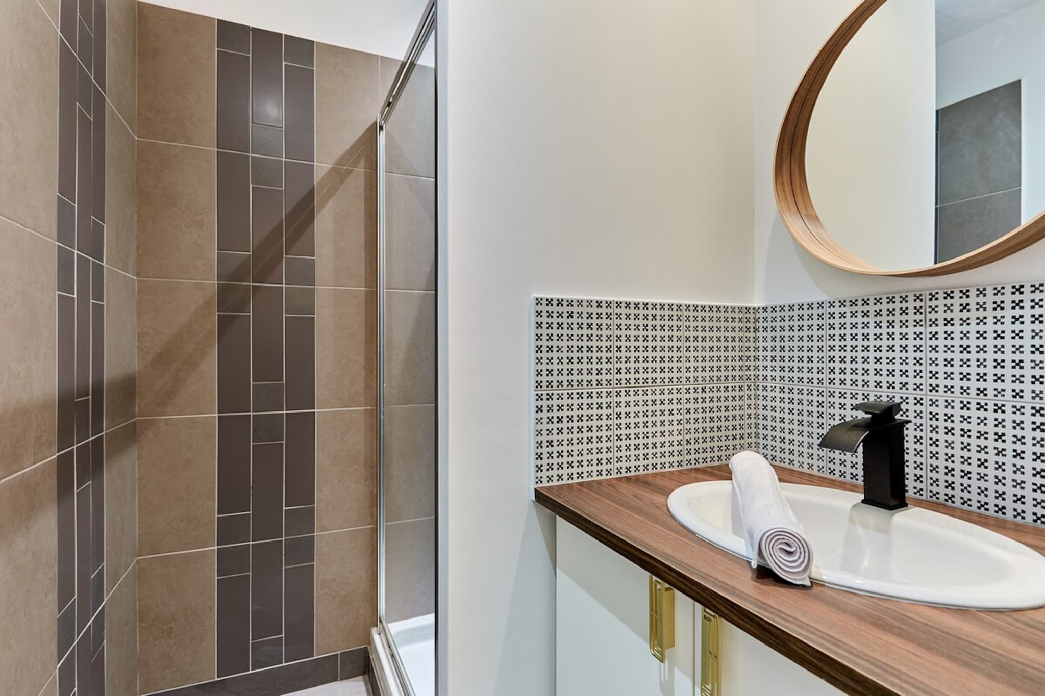 Ground floor: (Living room(double sofa bed, TV), Kitchen(dining table, electric kettle, toaster, coffee machine, microwave, dishwasher, fridge, freezer, heating, dishes and cutlery, Cooking basics, Baking sheet, Wine glasses), bedroom(Queen Bed), bathroom(shower, toilet))\n\nBed Linen, Hot Water, Wardrobe, First Aid, tumble dryer, washing machine, iron, hairdryer, body soap, Dedicated workspace, heating, Cleaning products, Coffee, Downtown, Extra pillows and blankets, Room-darkening shades, Shower gel