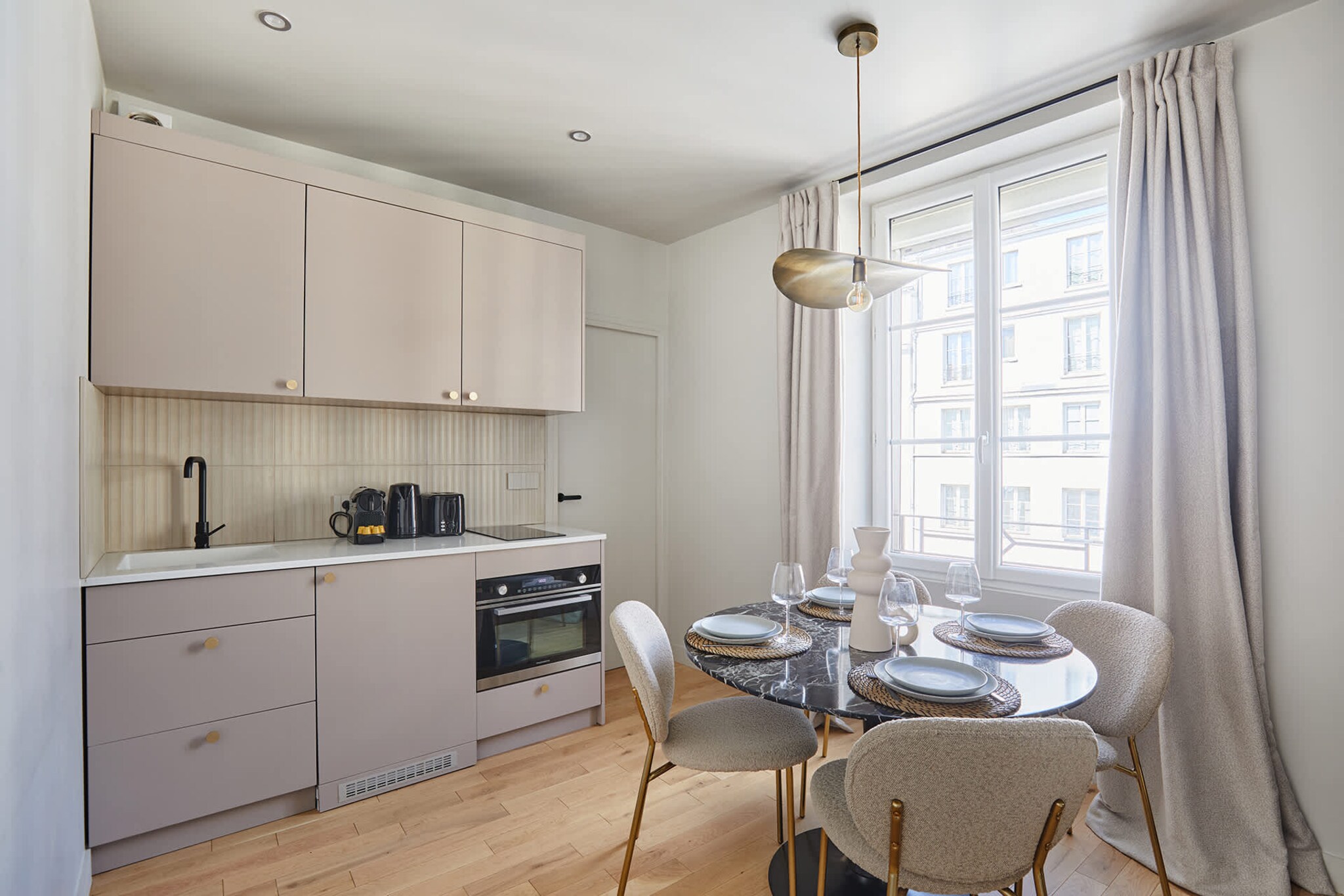 This charming, recently renovated apartment is located in the famous Marais district, just 9 minutes from Place de la Bastille and Place des Vosges, with its shops, cafes, restaurants and cultural venues.
 You are close to many must-see tourist sites, in a typically Parisian building. My warm, modern and fully equipped apartment is ideal for a successful Parisian stay, alone or as a couple!
(the elevator is currently out of service)