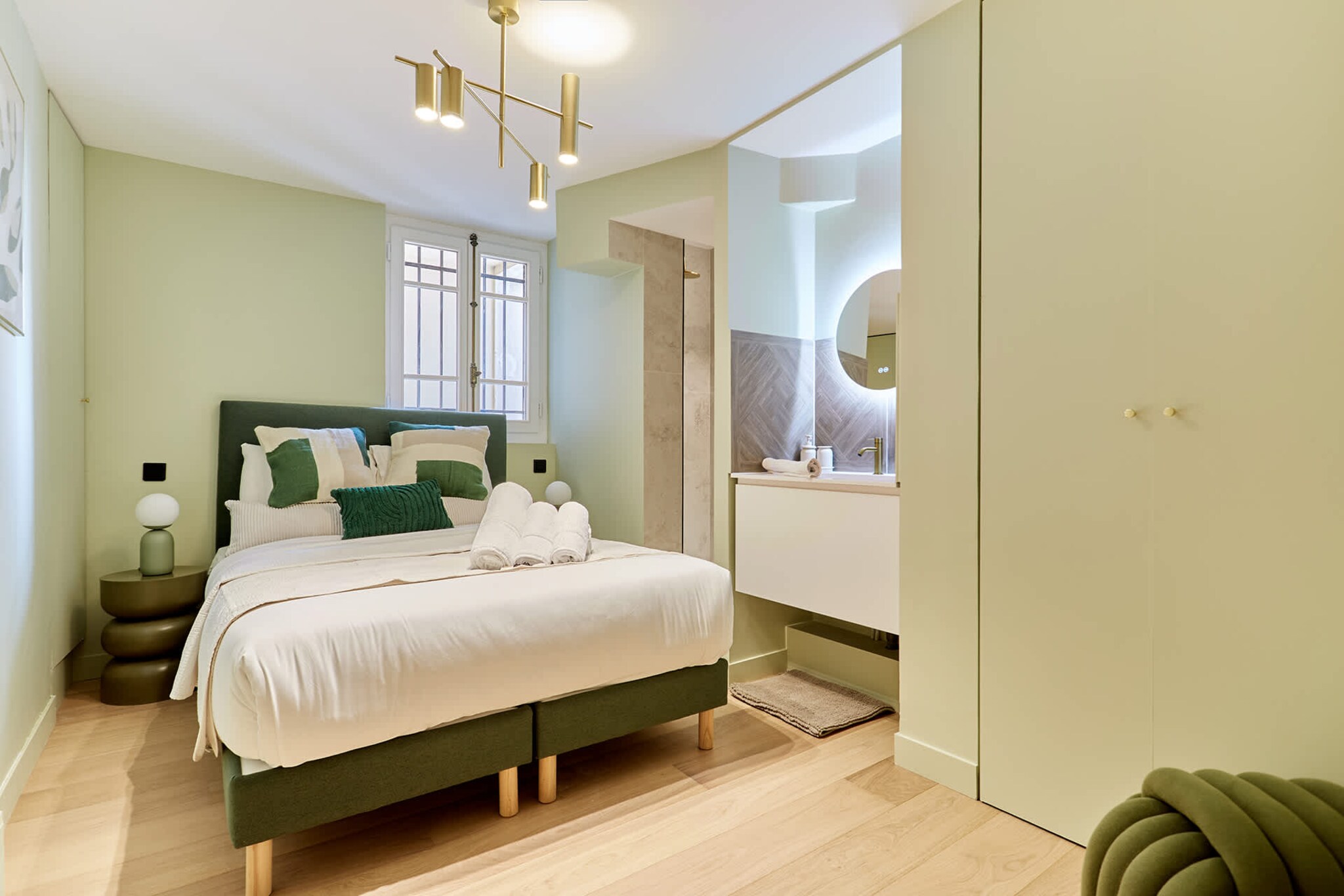 Discover our sublime flat overlooking the Eiffel Tower, in the heart of the 16th arrondissement, one of the safest areas of Paris, just a few minutes from the Champs ElysÃ©es.
Completely renovated, air-conditioned, tastefully decorated by professionals, elegant and fully equipped, my flat is perfect for a successful stay with family or friends.
