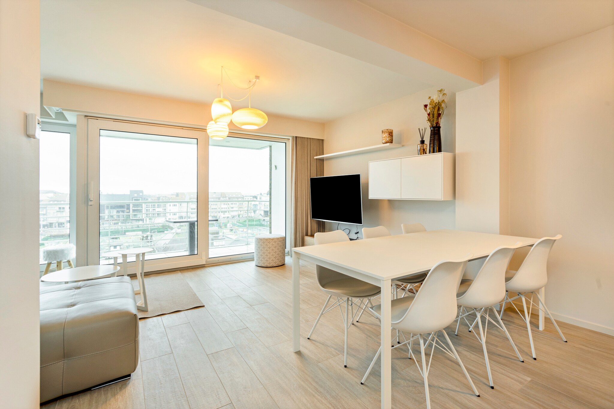 This beautifully renovated flat on the 5th floor of the San Michele residence in Blankenberge offers high-quality finishes and a prime location overlooking the marina's mini-golf course. The large front terrace is perfect for soaking up the sun from sunrise until the afternoon, complete with patio chairs and a garden table for outdoor dining or relaxation.
Inside, the flat boasts a spacious living room with an open, fully equipped kitchen, making it ideal for preparing meals and entertaining. The night hall leads to a modern bathroom with a walk-in shower and a separate toilet for added convenience. The two spacious bedrooms each feature comfortable box-spring beds for two people, ensuring a restful night’s sleep.
Pets are welcome with the owner's permission, making it a great option for pet owners. The flat's central location in Blankenberge means you’re close to the beach, shops, restaurants, and local attractions, offering everything you need for a memorable seaside holiday.