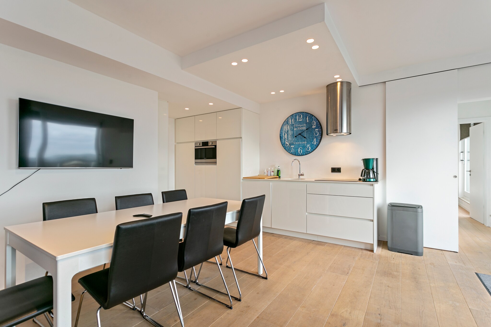 This sublimely finished penthouse in Blankenberge offers an exceptional living experience with sun-drenched terraces and stunning views. The exceptionally large south-facing terrace provides breathtaking views of the polders and the Bruges skyline, perfect for relaxing or dining outdoors. The penthouse features a very spacious living room with a modern open kitchen, ideal for both entertaining and comfortable everyday living.
With two spacious bedrooms and one smaller bedroom, there’s plenty of room for guests. The property also includes ample built-in cupboards for convenient storage. The two full bathrooms, one with a bath and toilet and the other with a shower, ensure ultimate comfort. A separate toilet adds to the convenience, making this penthouse perfect for carefree enjoyment.
For outdoor relaxation, there are two roof terraces, one at the front and one at the back equipped with loungers, a parasol, and terrace chairs. A garden table is also provided for al fresco dining. Located in the most luxurious area of Blankenberge, this penthouse offers an unparalleled living experience. Small pets are allowed with the owner's permission. Whether you're enjoying the panoramic views or exploring the nearby beach and attractions, this penthouse offers the ultimate retreat.