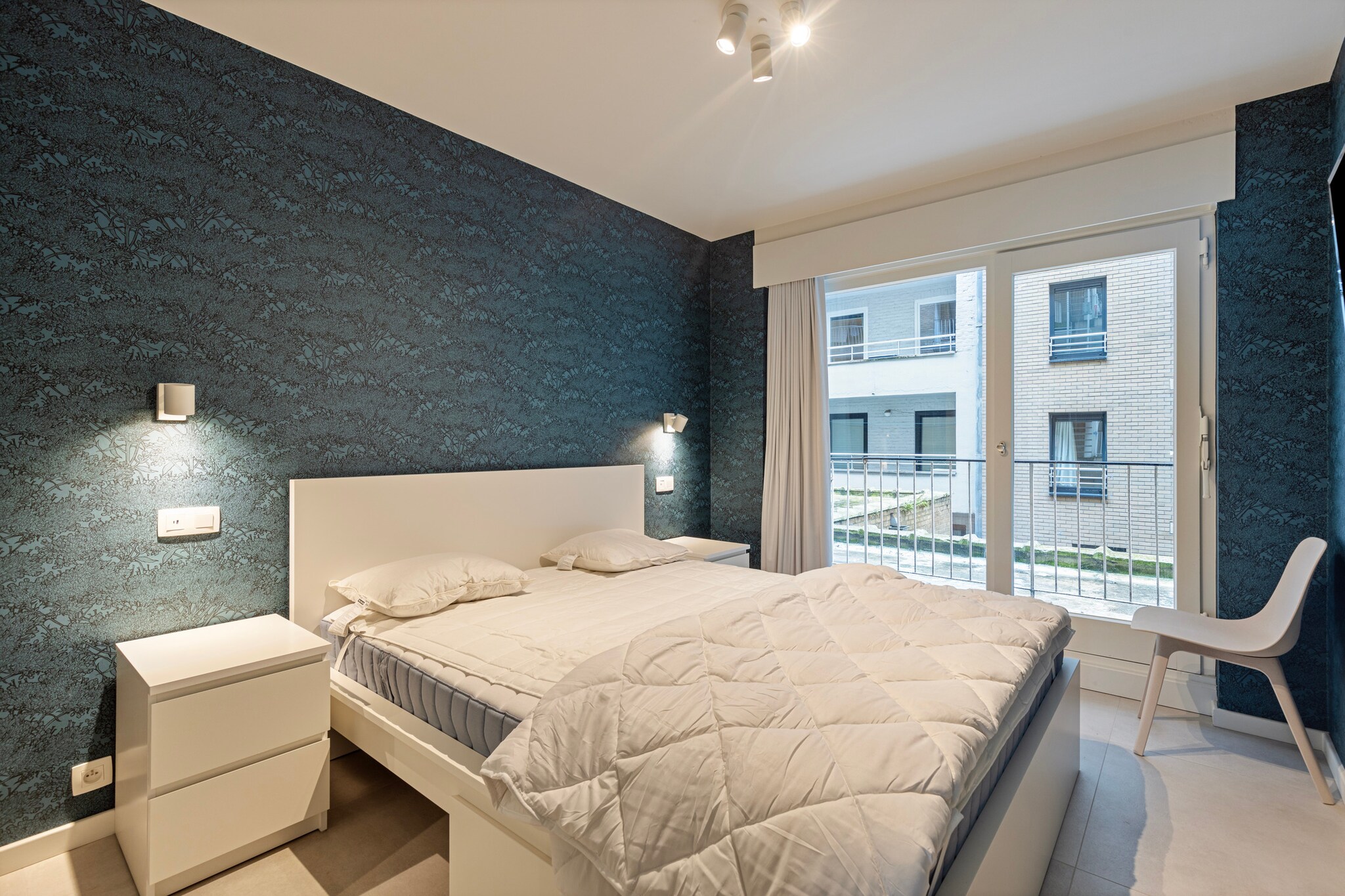 On the 1st floor: (hall(toilet), Living room(single sofa bed, TV, dining table, seating area), Kitchen(hob(electric), electric kettle, toaster, hood, coffee machine, oven, microwave, dishwasher, fridge-freezer, Juicer), bedroom(single bed(90 x 200 cm), bunk bed(90 x 200 cm), TV), bedroom(double bed(180 x 200 cm), TV), bathroom(shower, washbasin, hairdryer), Internet access)\n\ntumble dryer, washing machine, balcony or terrace, heating(gas), bicycle storage, lift, ironing board, iron