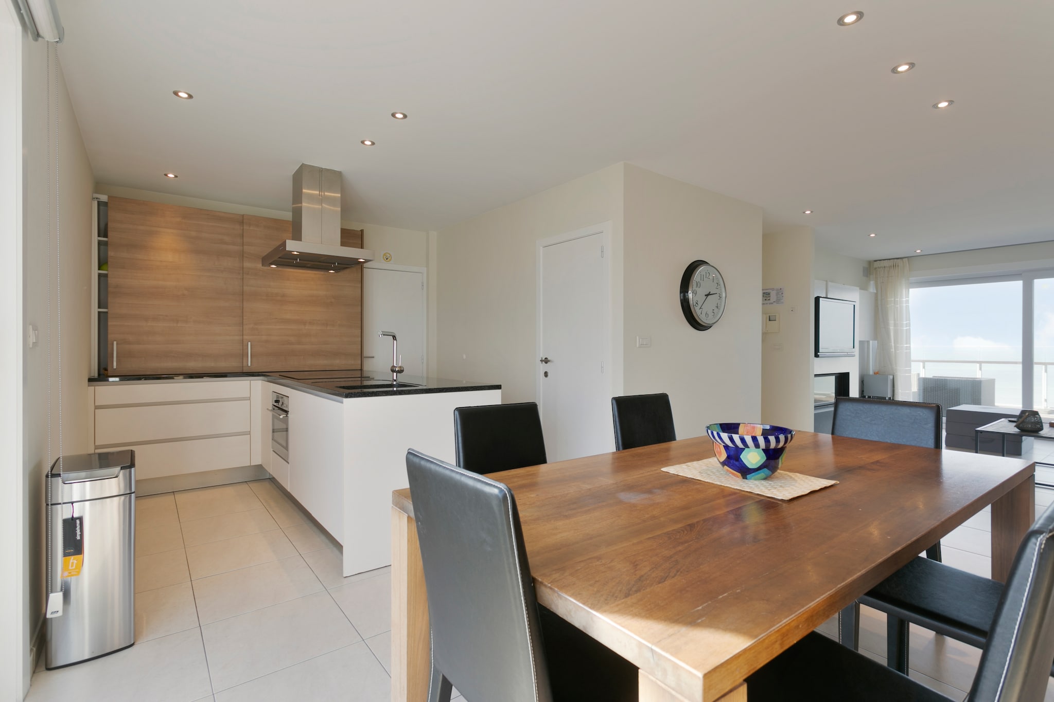 This superb penthouse, set in a modern building, offers a luxurious retreat with breathtaking views. The spacious living room seamlessly connects to an open kitchen, creating a bright and inviting space. Large sliding doors lead to two sun-drenched terraces, perfect for soaking up the fresh sea air. The penthouse features two generous bedrooms, one with an en-suite bathroom and the other with an adjacent shower room, ensuring comfort and privacy. Its contemporary design and thoughtful layout make it an ideal choice for a relaxing coastal escape.
Blankenberge offers a perfect blend of history, culture, and recreation. At the Belle Epoque Centrum, learn about the town's rise as a chic seaside resort with exhibits on architecture, fashion, and art. Explore the historic House of Majutte, the oldest fisherman's house on the Belgian coast, or visit SEA LIFE to see over 2,500 sea creatures. Enjoy scenic views from the Belgium Pier or the Oosterstaketsel, ideal for photography and fishing. The Harbour Festival and Paravang Parties celebrate the town's maritime traditions and Belle Epoque heritage. For relaxation, unwind at Riant d'Eau Wellness or Bloso Blankenberge’s sauna complex. Water sports enthusiasts can visit O'Neil Beachclub, while sports lovers can enjoy tennis, padel, or petanque at the Tennis Club. Don't forget a fun night of bowling at Bowl Inn!
Designed for a carefree stay, this penthouse is equipped with modern amenities, including a fully fitted kitchen with high-end appliances. The stylish bathrooms, featuring a walk-in shower and bathtub, provide a spa-like experience. With its prime location, spacious layout, and contemporary comforts, this penthouse promises an unforgettable stay by the sea.