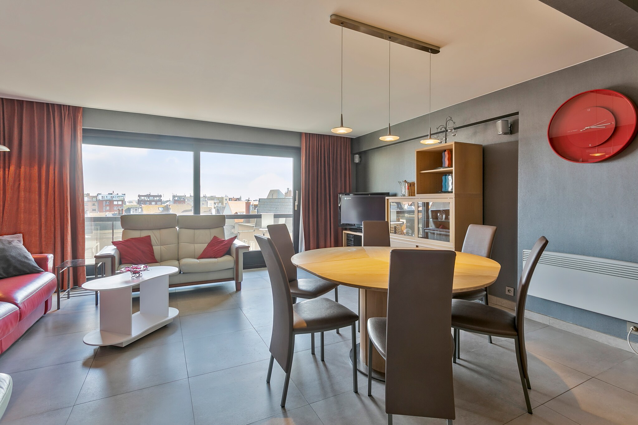 This modern flat offers the perfect combination of comfort and convenience for a well-deserved holiday. Ideally located near the Blankenberge Tennis, it provides a central spot with easy access to various attractions. The flat features a spacious bedroom with a comfortable double bed and a bright living area that opens onto a private terrace. A cozy dining space completes the setup, making it an inviting retreat after a day of exploration. Whether traveling with family or friends, this flat ensures a relaxing stay with everything needed for a pleasant vacation.
Blankenberge offers a perfect blend of history, culture, and recreation. At the Belle Epoque Centrum, learn about the town's rise as a chic seaside resort with exhibits on architecture, fashion, and art. Explore the historic House of Majutte, the oldest fisherman's house on the Belgian coast, or visit SEA LIFE to see over 2,500 sea creatures. Enjoy scenic views from the Belgium Pier or the Oosterstaketsel, ideal for photography and fishing. The Harbour Festival and Paravang Parties celebrate the town's maritime traditions and Belle Epoque heritage. For relaxation, unwind at Riant d'Eau Wellness or Bloso Blankenberge’s sauna complex. Water sports enthusiasts can visit O'Neil Beachclub, while sports lovers can enjoy tennis, padel, or petanque at the Tennis Club. Don't forget a fun night of bowling at Bowl Inn!
Equipped with modern amenities, the flat features a fully fitted kitchen with essential appliances, making meal preparation effortless. The stylish bathroom includes a walk-in shower, ensuring a refreshing start or end to your day. With its fantastic location and thoughtful comforts, this flat is an excellent choice for a memorable holiday in Blankenberge.