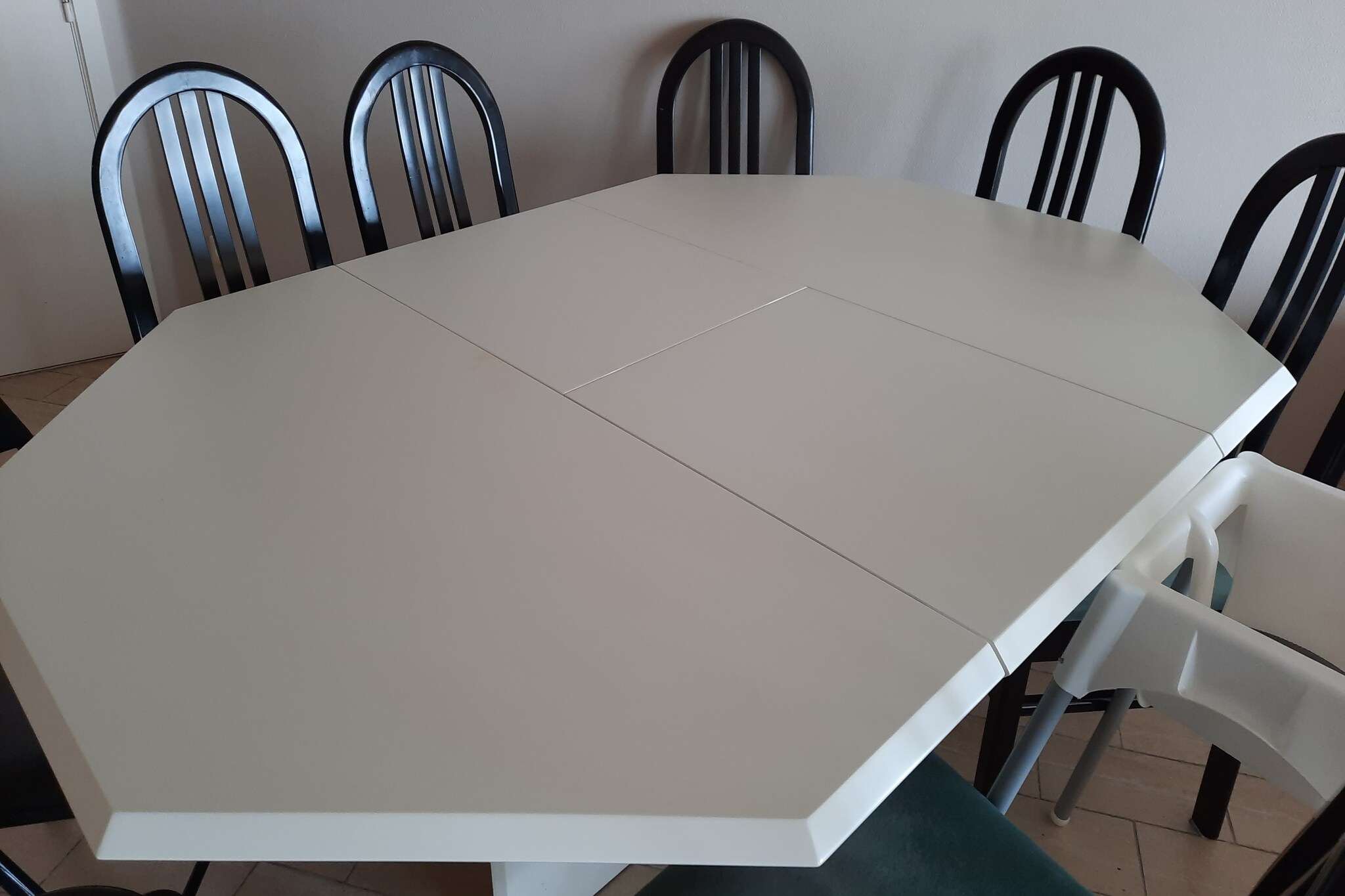 This very spacious flat provides the perfect setting for a relaxing holiday by the sea. From the living room, you can immediately unwind while enjoying the stunning sea view, making it an ideal spot to relax and take in the coastal beauty. The flat is designed to offer both comfort and convenience, making it a great choice for families.
Equipped with two spacious bedrooms, the flat ensures plenty of space for everyone to feel at home. The bathroom features a double sink, bathtub, and a washing machine, offering all the necessary amenities for a comfortable stay. The layout of the apartment is practical and family-friendly, making it a great option for longer stays.
Located within walking distance of the marina, the flat also offers easy access to nearby attractions. Whether you're enjoying the sea view, exploring the local area, or visiting the marina, this flat offers the perfect balance of relaxation and convenience for a memorable family holiday.