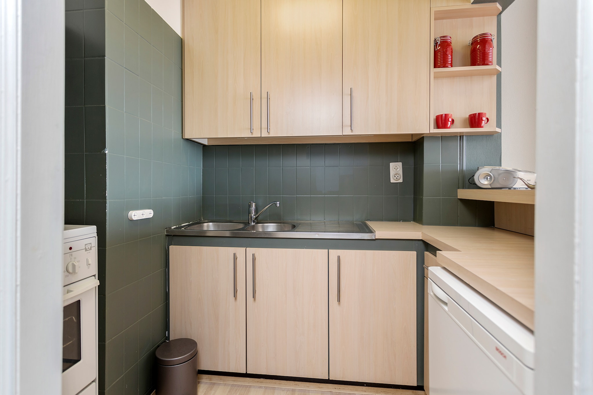 Ground floor: (Living room(TV(flatscreen), dining table, seating area), open kitchen(hob, coffee machine, oven, microwave, dishwasher, fridge-freezer, dishes and cutlery), bedroom(bunk bed(90 x 200 cm)), bedroom(double bed), bathroom(bath tub, shower, washbasin, toilet))\n\nlift