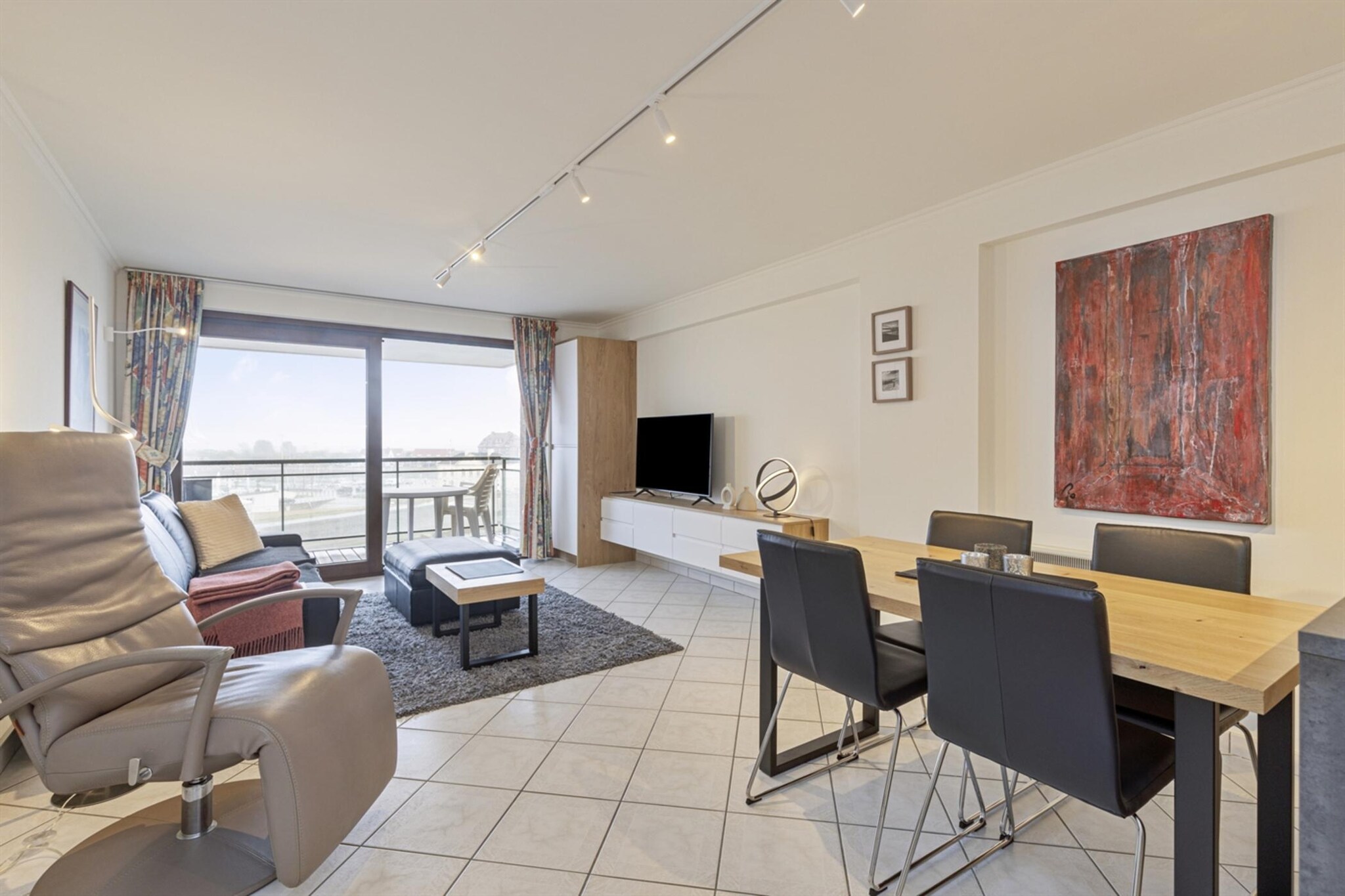 This apartment evokes the feeling of springtime, offering a peaceful retreat where you can unwind and enjoy the calm atmosphere of the marina. The relaxing environment ensures great sleeping comfort, making it the perfect getaway for a restful vacation. 

Located in Blankenberge, this apartment is close to many attractions. Explore the nearby Blankenberge Marina, where you can watch boats and enjoy a variety of water activities. The iconic Blankenberge Pier is just a short distance away, offering stunning views of the coast. For family fun, visit Sea Life Blankenberge or spend the day at the beach. The lively town center, with its shops, cafes, and restaurants, is also within easy reach, providing plenty of options for dining and entertainment.

The apartment features a front terrace, complete with terrace chairs and a garden table, where you can enjoy the fresh air. There's also a rear balcony with a parasol, perfect for relaxing and soaking in the tranquil surroundings.
