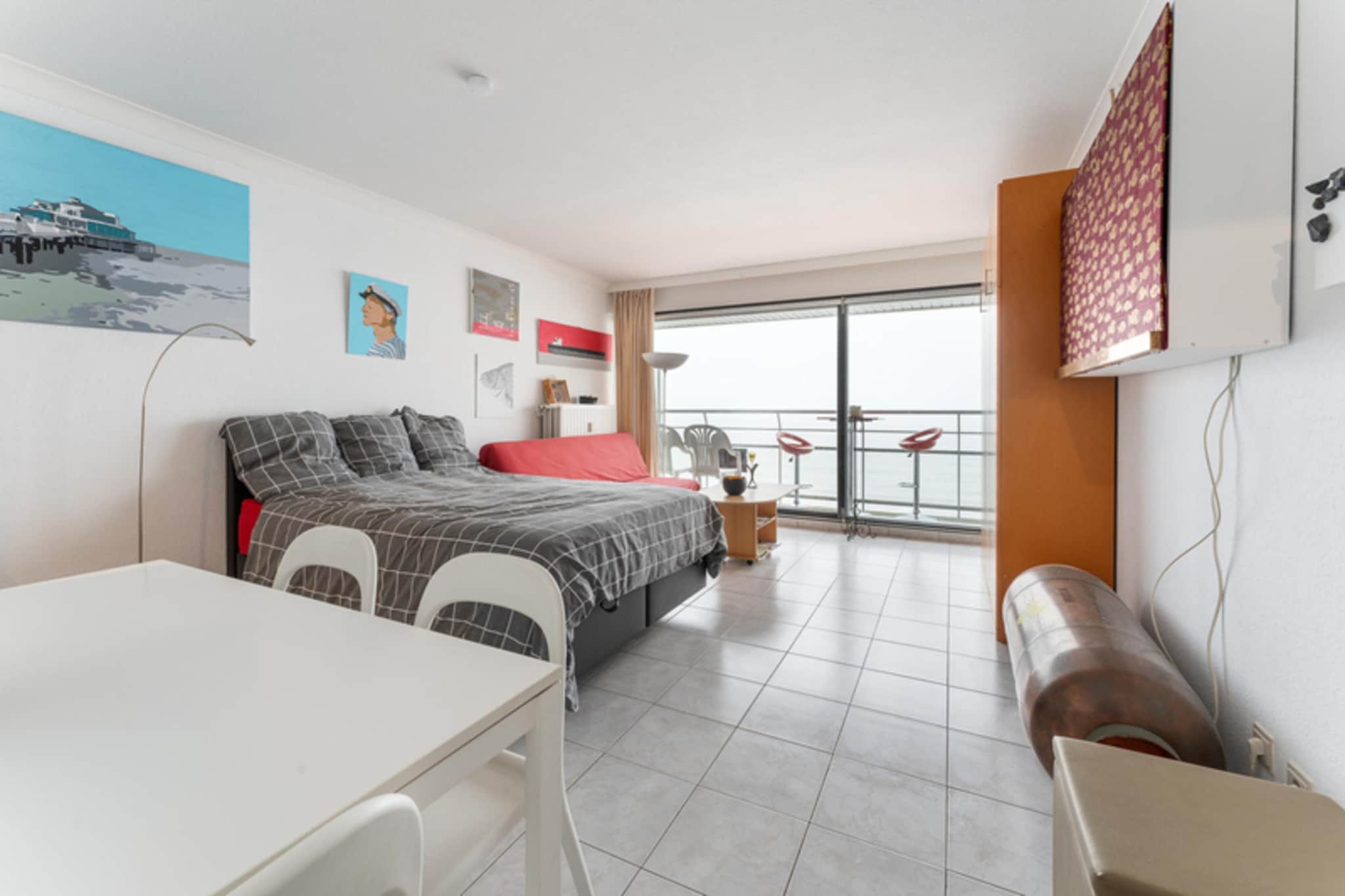 This bright studio, located on the 9th floor of a charming building, offers stunning panoramic views of the entire Blankenberge coastline. With large windows that flood the space with natural light, the flat provides an open and airy atmosphere. The front terrace is a highlight, featuring patio chairs and a garden table, perfect for enjoying the fresh sea air, sipping morning coffee, or unwinding during sunset. Inside, the studio includes a well-appointed bathroom with a bath and toilet, adding convenience and comfort to the space. 

Ideally located, this property is just steps from Blankenberge Beach, offering easy access to the golden sands and the refreshing sea breeze. The Blankenberge Pier, with its shops, cafes, and scenic views over the North Sea, is also nearby, making it an excellent spot for a leisurely stroll. For those interested in marine life, Sea Life Blankenberge is just around the corner, while the Blankenberge Marina provides a picturesque setting for boating enthusiasts. 

Nature lovers will appreciate the nearby Dunes of Heist Nature Reserve, with its walking and cycling trails surrounded by peaceful dunes and coastal landscapes. With its perfect blend of comfort, convenience, and breathtaking views, this studio offers an ideal base for enjoying Blankenberge's beautiful attractions.