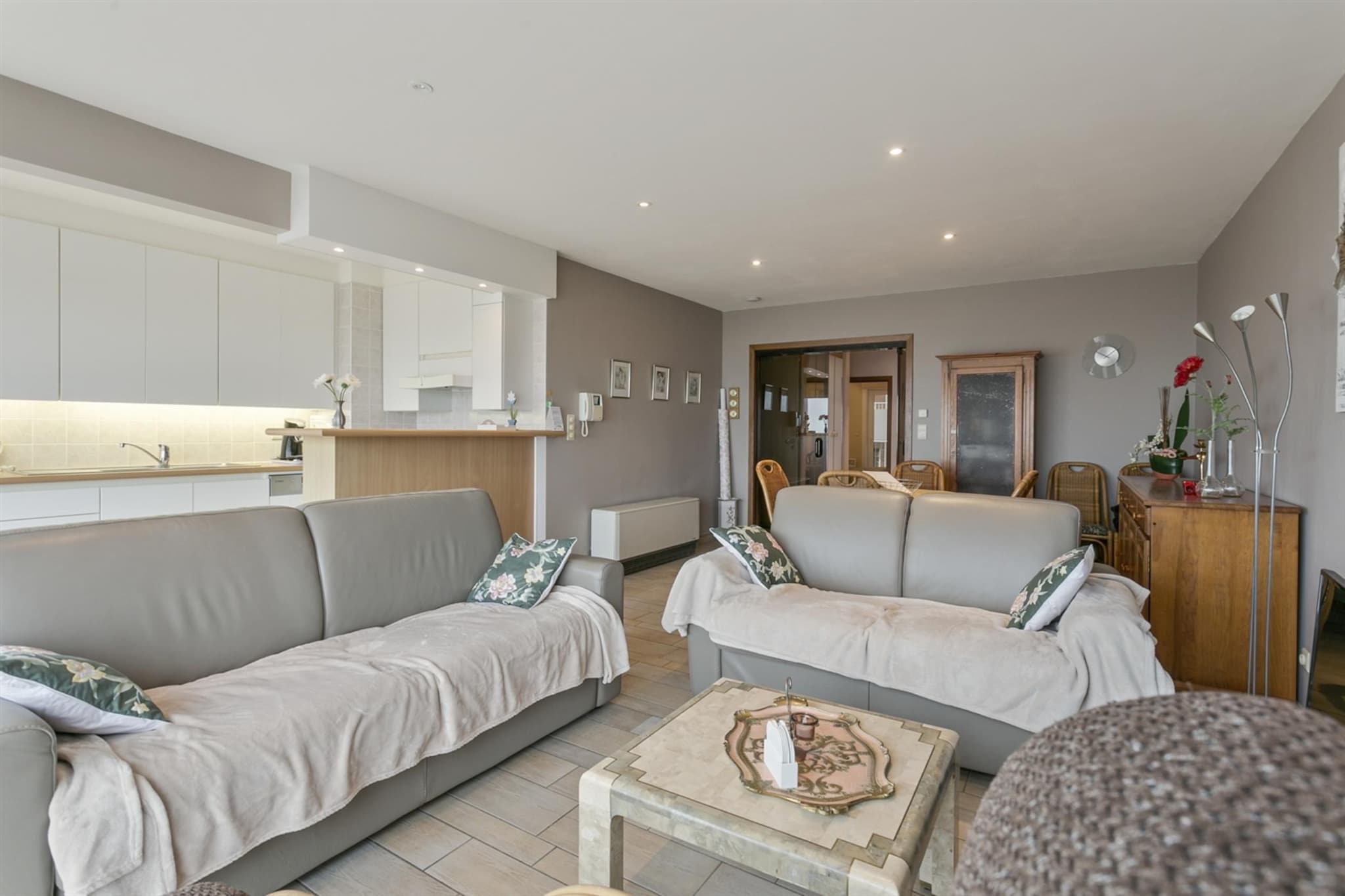 This spacious flat, located on the Blankenberge seafront, offers a perfect setting for a relaxing holiday. The open kitchen is fully equipped with all the modern comforts you need for a stress-free stay. The apartment features two full-size bedrooms, providing ample space for guests. The bathroom includes a double washbasin and a shower, ensuring comfort and convenience.
For added ease, there is a storage room with a washing machine, allowing you to pack light and enjoy a carefree vacation. The flat also boasts two terraces—one at the back and one at the front—each furnished with terrace chairs and a garden table, ideal for outdoor relaxation.
Located within walking distance of the marina, the flat provides easy access to the harbor and its waterfront attractions. Whether you're enjoying a peaceful day on the terraces, exploring the nearby marina, or taking a short walk to the beach, this flat offers the perfect base for a memorable stay in Blankenberge. Highly recommended for those seeking both comfort and convenience.