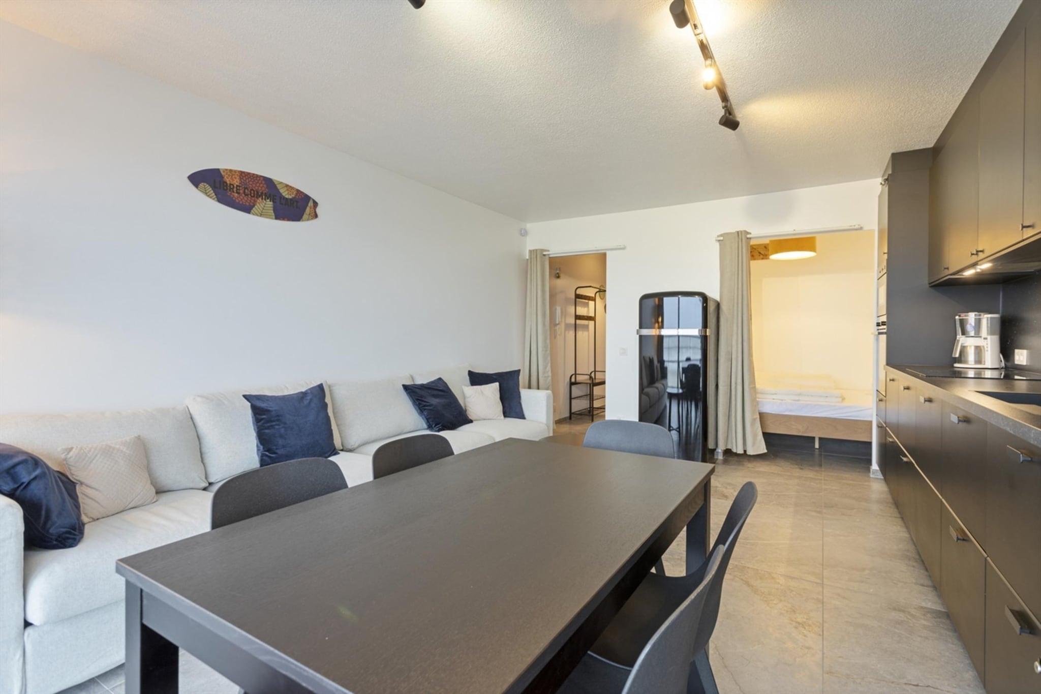 This stylish, recently renovated studio offers a perfect mix of comfort and elegance. Featuring a separate sleeping area, it provides privacy while maintaining an open and airy feel. The highlight of this retreat is the stunning frontal sea view, which can be enjoyed from the terrace, making it an ideal spot for relaxation. The bathroom is equipped with a walk-in shower and toilet, ensuring convenience. Pets are not allowed, making it a great choice for those seeking an allergen-free environment.  

Blankenberge offers a perfect blend of history, culture, and recreation. At the Belle Epoque Centrum, learn about the town's rise as a chic seaside resort with exhibits on architecture, fashion, and art. Explore the historic House of Majutte, the oldest fisherman's house on the Belgian coast, or visit SEA LIFE to see over 2,500 sea creatures. Enjoy scenic views from the Belgium Pier or the Oosterstaketsel, ideal for photography and fishing. The Harbour Festival and Paravang Parties celebrate the town's maritime traditions and Belle Epoque heritage. For relaxation, unwind at Riant d'Eau Wellness or Bloso Blankenbergeâ€™s sauna complex. Water sports enthusiasts can visit O'Neil Beachclub, while sports lovers can enjoy tennis, padel, or petanque at the Tennis Club. Don't forget a fun night of bowling at Bowl Inn! 

A fully equipped kitchen with a stove, microwave, and fridge allows for easy meal preparation. The front terrace, furnished with patio chairs and a garden table, provides a cozy outdoor space to soak in the fresh sea breeze. With modern amenities and a prime location, this studio offers a relaxing and memorable coastal escape.