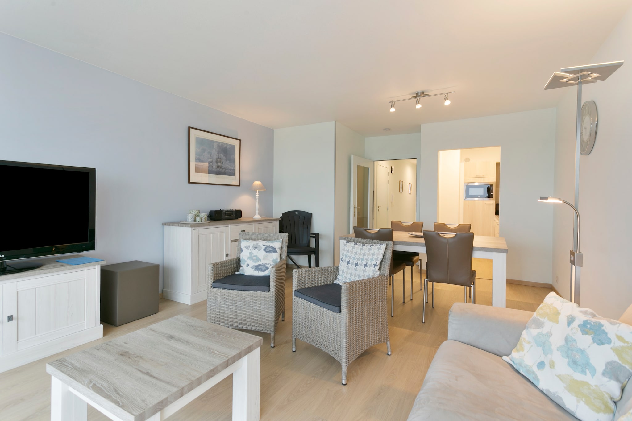 This beautifully renovated flat, boasting breathtaking sea views, is perfect for a relaxing coastal getaway. The cosy bedroom ensures a restful stay, while the spacious living room provides a welcoming space to unwind. The open-plan kitchen is fully equipped, making meal preparation easy and enjoyable. The bathroom features a shower and toilet, with an additional separate toilet for extra convenience. This charming retreat is ideal for couples or small families looking for a peaceful escape by the sea.  

Blankenberge offers a perfect blend of history, culture, and recreation. At the Belle Epoque Centrum, learn about the town's rise as a chic seaside resort with exhibits on architecture, fashion, and art. Explore the historic House of Majutte, the oldest fisherman's house on the Belgian coast, or visit SEA LIFE to see over 2,500 sea creatures. Enjoy scenic views from the Belgium Pier or the Oosterstaketsel, ideal for photography and fishing. The Harbour Festival and Paravang Parties celebrate the town's maritime traditions and Belle Epoque heritage. For relaxation, unwind at Riant d'Eau Wellness or Bloso Blankenbergeâ€™s sauna complex. Water sports enthusiasts can visit O'Neil Beachclub, while sports lovers can enjoy tennis, padel, or petanque at the Tennis Club. Don't forget a fun night of bowling at Bowl Inn! 

The flat includes both front and rear terraces, furnished with comfortable chairs and a garden table, allowing you to relax outdoors at any time of day. A fully equipped kitchen with a microwave, oven, and coffee maker ensures a convenient stay, while modern furnishings create a warm and inviting ambiance. This delightful retreat offers the perfect balance of comfort and coastal charm.