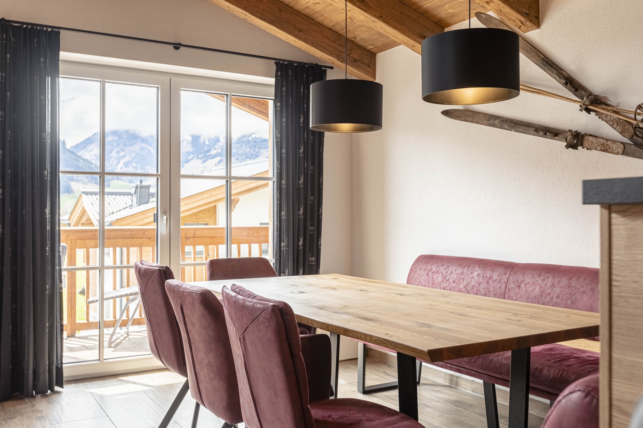 The house in Uttendorf has 4 bedrooms and capacity for 8 persons. Accommodation of 130 m² tastefully-furnished and is fully-equiped, It has mountain and lake. The property is located 0 m sand beach, 0 m bus station, 0 m nature reserve "Nationalpark Hohe Tauern", 500 m lake "Badesee Uttendorf", 500 m water park "Badesee Uttendorf", 500 m from the restaurant "Diverse", 600 m supermarket "Mpreis miniM", 850 m city "Uttendorf", 1 km train station "Uttendorf Stubachtal", 6 km golf course "Golfclub Nationalpark Hohe Tauern", 16 km thermal springs "Tauern Spa", 17 km ski resort "Kitzsteinhorn", 100 km airport "Flughafen Salzburg" and it is located in a a quiet zone and in a beautiful rural area. The accommodation is equipped with the following items: outdoor furniture, 20 m² terrace, internet (Wi-Fi), hair dryer, balcony, sauna, central heating, garage in the same building, 4 TVs. The open plan kitchen, of induction, is equipped with refrigerator, microwave, oven, freezer, dishwasher, dishes/cutlery, kitchen utensils, coffee machine, toaster and kettle.