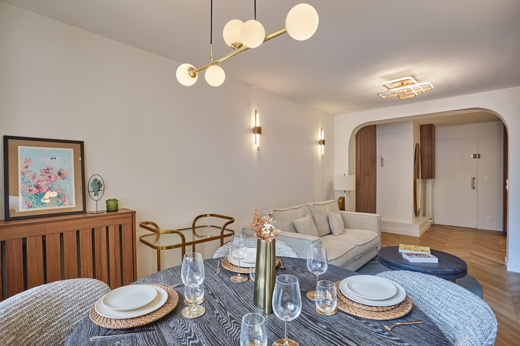 Apartment located on the 1st floor, air-conditioned and ideally located between the Sacré Coeur and the Grévin Museum, near the Galeries Lafayette. The location is ideal for those taking the Eurostar or Thalys. 
My renovated, chic, modern accommodation tastefully decorated by professionals and fully equipped is ideal for a successful stay with family or friends