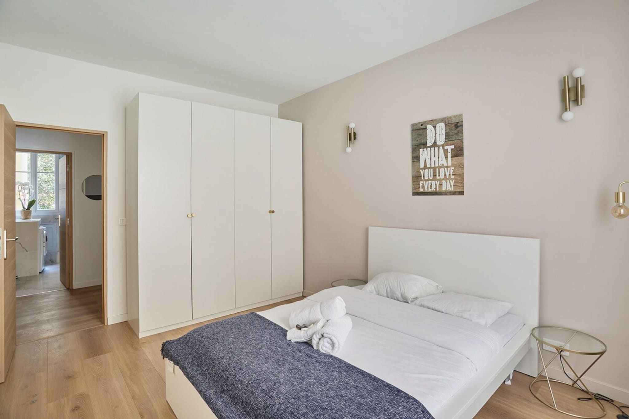 Superb apartment of 67 m2 bright and cozy, close to the Parc des Expositions where the famous Foire de Paris takes place, the agricultural fair as well as many events throughout the year... A few steps from the large Le Dôme de Paris performance hall where many artists and fabulous musicals perform. There are many bus and tram stops. 15 minutes by metro from the Eiffel Tower, it is very easy to get around
This apartment has 3 bedrooms with comfortable double beds.
The space
The apartment can accommodate 6 people and is located on the 1st floor accessible by lift.

To make the most of your stay, you will have at your disposal:

- Bright living room
- Open kitchen: kettle, coffee machine, microwave, refrigerator, toaster, dishwasher.
- 3 bedrooms with comfortable double beds.
- Modern bathroom: shower, toilet, washer-dryer
- A shower in one bedroom
Guest access
Visitors have access to the entire accommodation.
Other things to note
ADDITIONAL Services (optional)
• Baby bed: Price - 60€