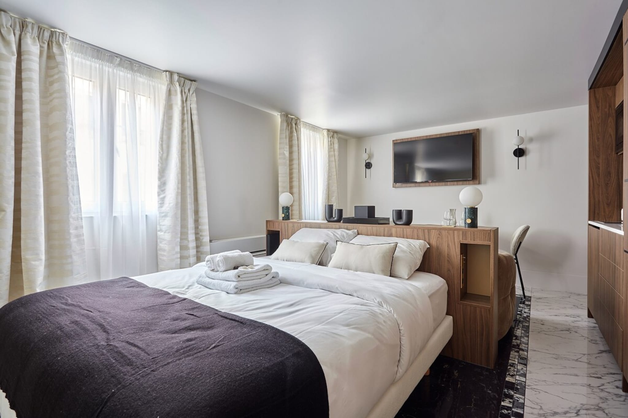 Welcome to our sublime 22 m2 studio located on the 4 floor without elevator in the heart of Paris, close to the Louvre, numerous restaurants and the center of the City of Lights. Our studio is designed to comfortably accommodate two people and offers modern facilities to make your stay enjoyable.
Metro :
Louvre Rivoli (line 1): 2 min
Palais-Royal Louvre Museum (line 1 & 7): 4 min