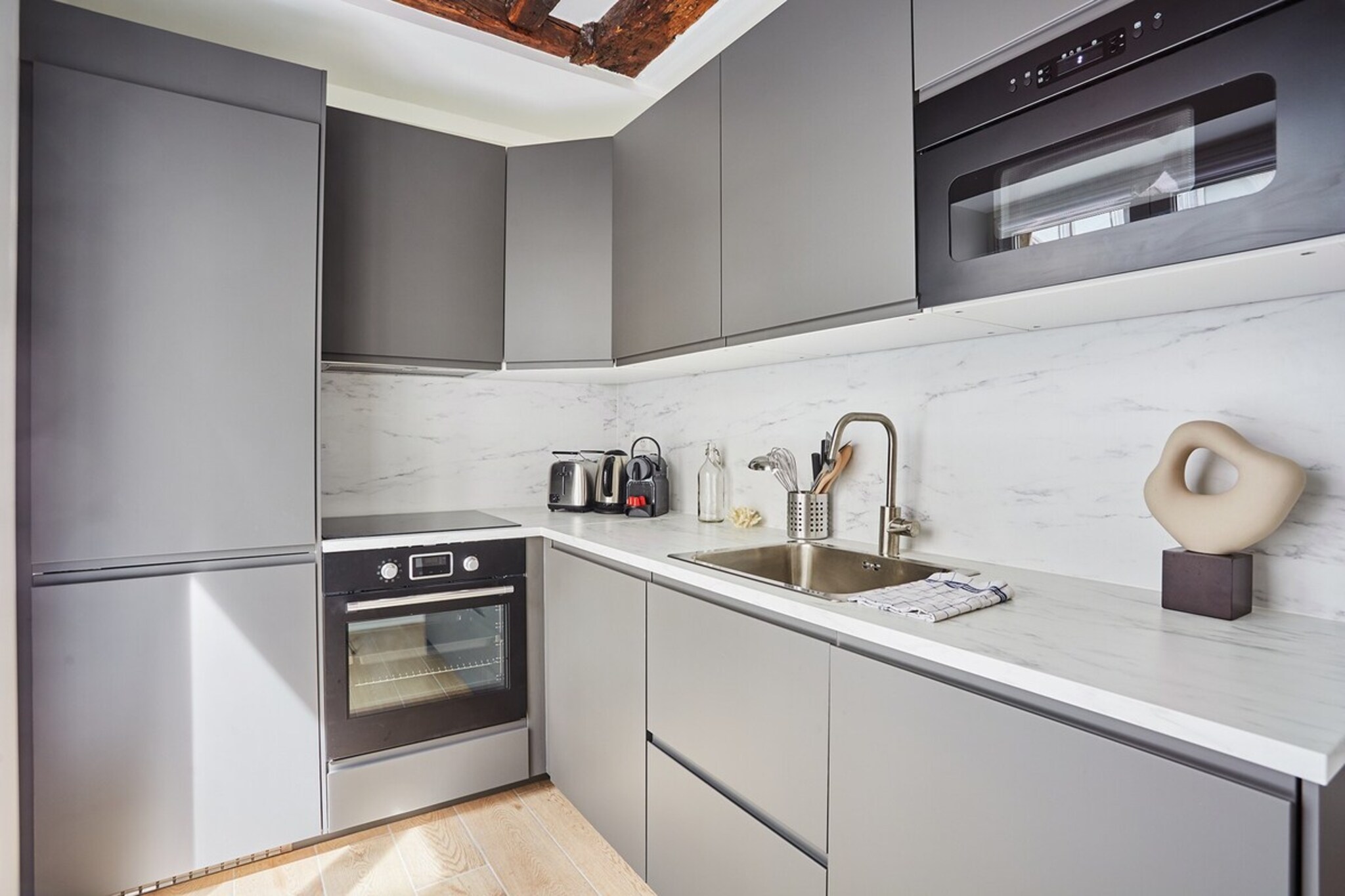 Sublime 2 bedroom duplex, located in the Faubourg Saint Honoré area, my accommodation is ideal for a getaway with family or friends. As at home, the large kitchen will allow you to cook French style dishes and you will be able to take full advantage of the lounge area.
You will stroll in the Tuileries Garden and the Champs Elysees, visit the Museum of Decorative Arts, go shopping on Avenue Montaigne; an ideal Paris that combines culture and shopping