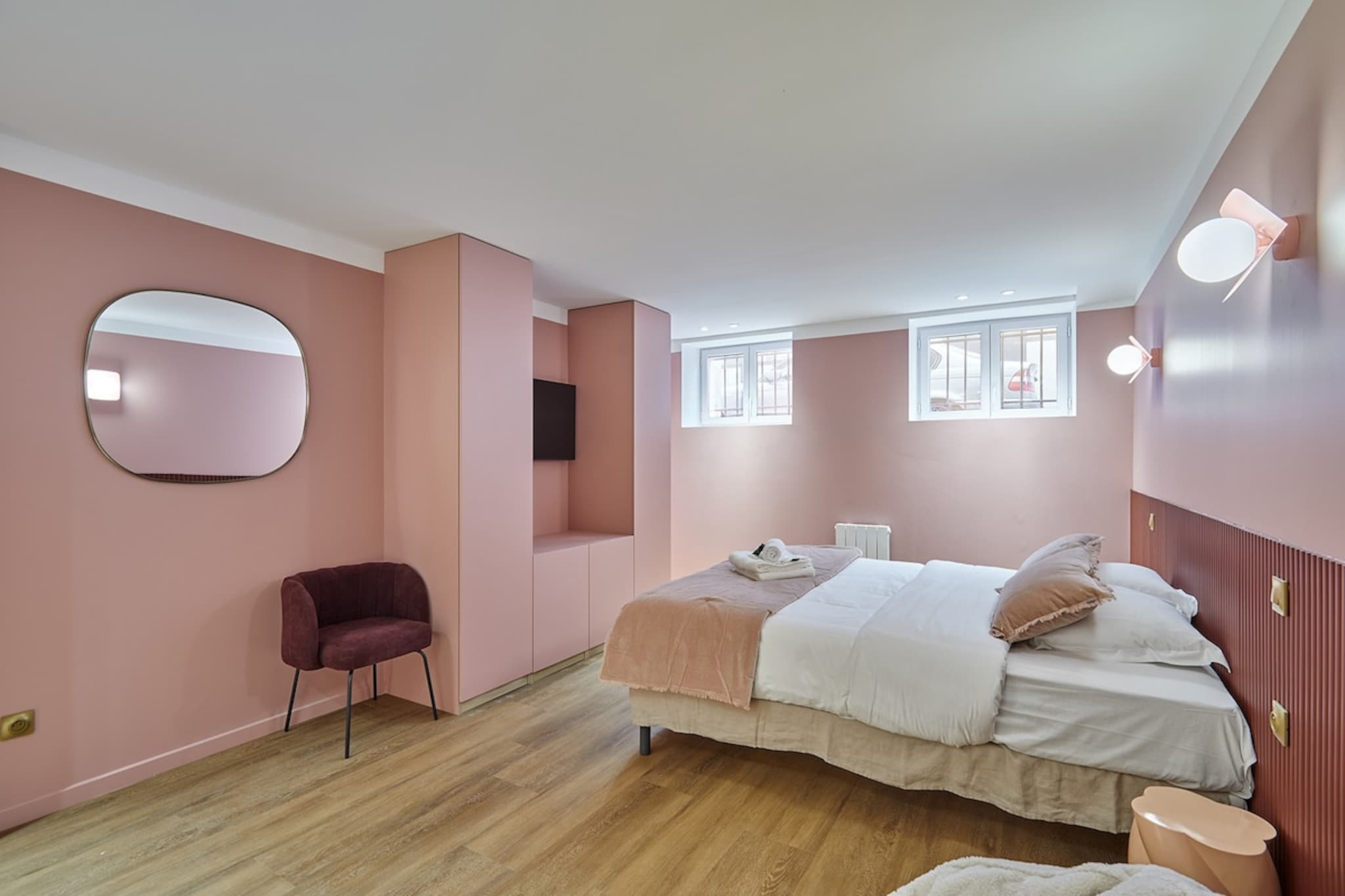 Ground floor: (Living room(single sofa bed), Kitchen(dining table, electric kettle, toaster, coffee machine, oven, microwave, fridge, freezer, dishes and cutlery, Cooking basics, Wine glasses), bedroom(double bed), bathroom(shower, toilet, hairdryer, shampoo, body soap), bathroom)\n\nBed Linen, Hot Water, Wardrobe, First Aid, TV, tumble dryer, washing machine, heating, air conditioning, iron, crib(free), body soap, Essentials, Dedicated workspace, Cooking basics, Baking sheet, Carbon monoxide detector, Coffee, Downtown, Shower gel