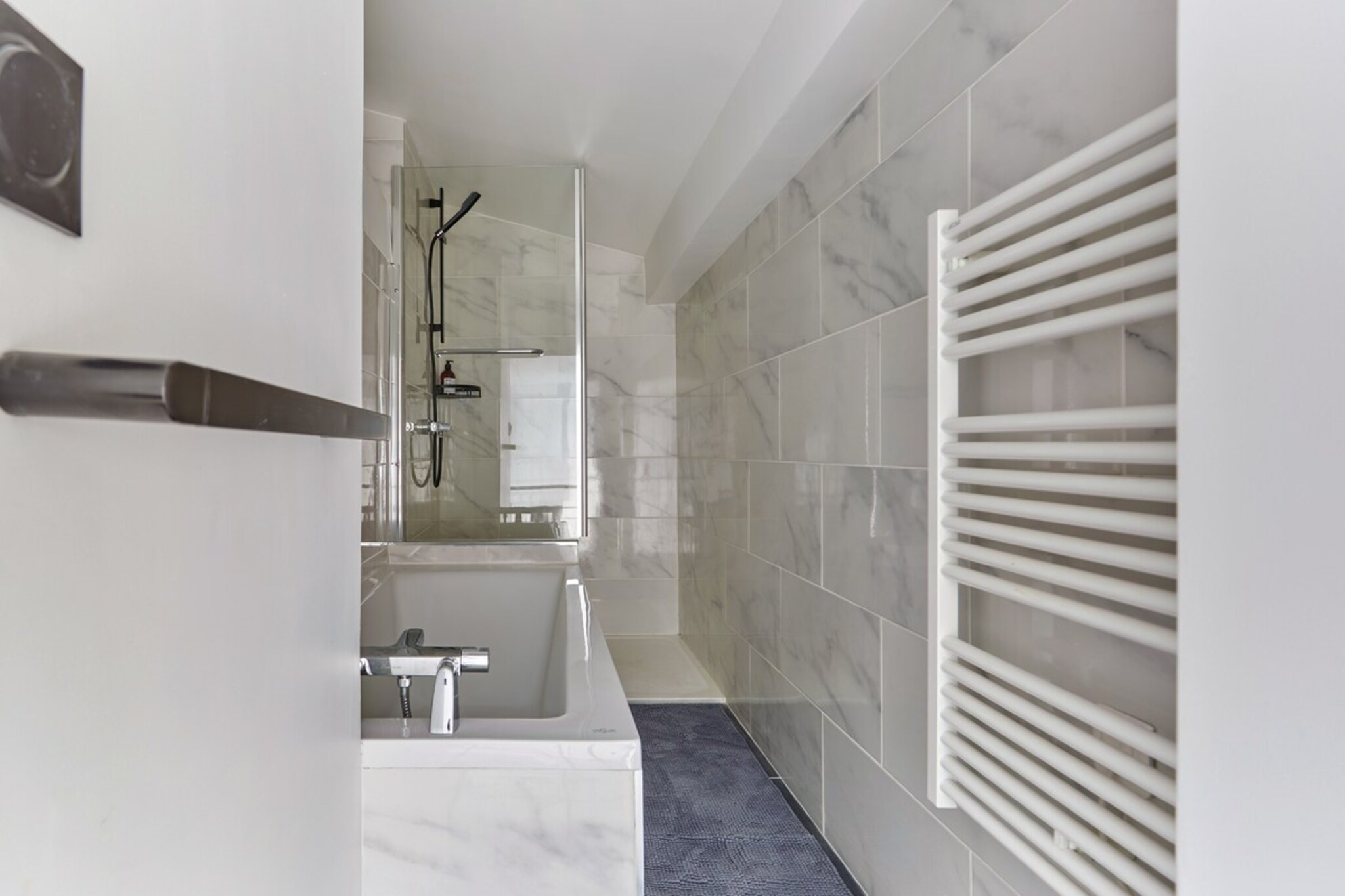 On the 3rd floor: (Living room(double sofa bed, TV, dining table), Kitchen(dining table, stove, electric kettle, toaster, coffee machine, oven, microwave, dishwasher, dishes and cutlery, Cooking basics, Baking sheet, Coffee, Wine glasses), bedroom(double bed), bathroom(shower, toilet, hairdryer, shampoo, body soap, hot water))\n\nBed Linen, Fan, Wardrobe, First Aid, tumble dryer, washing machine, heating, air conditioning, iron, crib(free), body soap, Essentials, Dedicated workspace, Carbon monoxide detector, Downtown