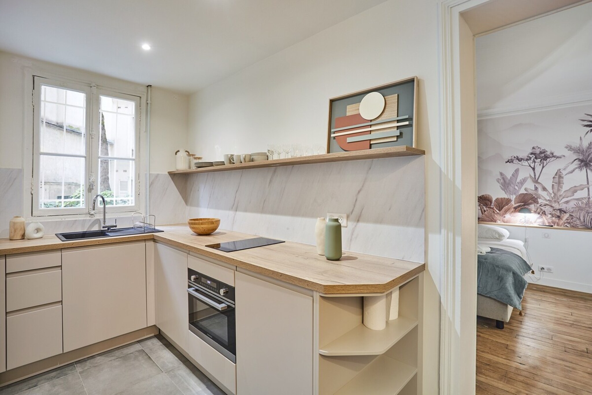 Charming apartment in a Haussmann-style building, just steps from the Eiffel Tower and Trocadéro. Enjoy a lively neighborhood with shops, cafés, and restaurants. Fully equipped, modern, and comfortable—perfect for an unforgettable stay in Paris.

Metro :
La Muette  line 9

Welcome to our 24m2 apartment on the ground floor, arranged as follows for your comfort:

- 1 bedroom with 160 cm double bed
- TV, Wifi
- Equipped kitchen (hob, microwave, kettle, Nespresso machine, washer, dishwasher)
- 1 bathroom with shower and 1 toilet

The cleaning fee includes fresh linens and towels for each guest and cleaning is carried out by a professional housekeeper.