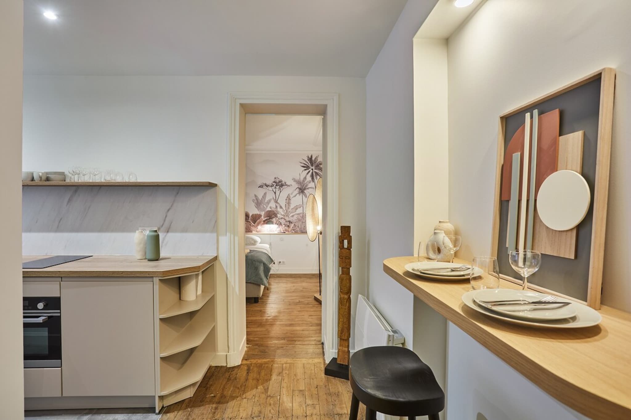 Ground floor: (Kitchen(stove, electric kettle, toaster, coffee machine, oven, microwave, dishwasher, fridge, freezer, dishes and cutlery, Cooking basics, Baking sheet, Coffee, Wine glasses), bedroom(double bed, TV, Sheets incl.), bathroom(shower, toilet, hairdryer, shampoo, body soap, hot water))\n\nBed Linen, Elevator, Fan, Wardrobe, First Aid, washing machine, heating, iron, crib(free), Essentials, Carbon monoxide detector, Downtown