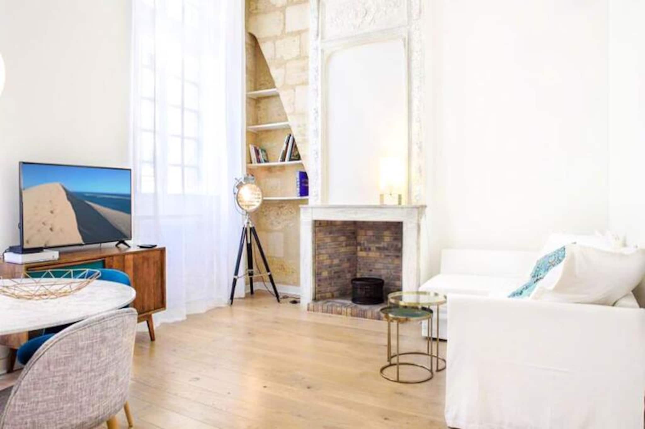 Beautiful 4-Person Apt in Calm Street