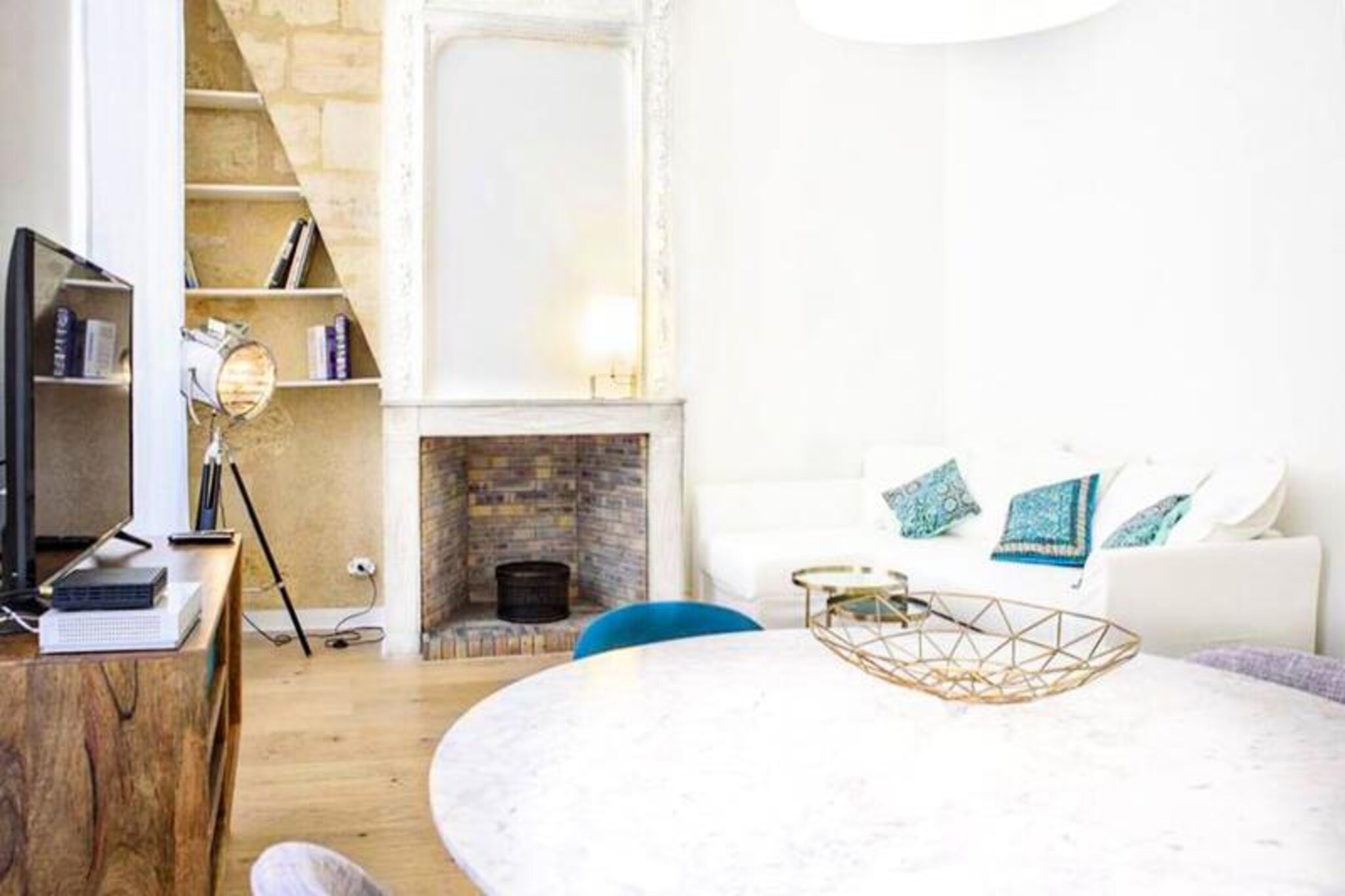 Immerse yourself in the elegance of Bordeaux with this beautifully renovated 72 m² apartment, perfectly located in a peaceful street between Hôtel de Ville and Place Gambetta. This bright and spacious first-floor apartment in a classic Bordeaux stone building offers modern comforts and is ideal for up to four guests. It features two serene bedrooms with double beds, a stylish living room with a cozy sofa and dining area, a fully equipped kitchen, and a contemporary bathroom with a bathtub. Enjoy free Wi-Fi, tasteful furnishings, and a well-thought-out layout for a truly comfortable stay.
With tram lines and bus stops conveniently located, you can easily reach landmarks like Place des Quinconces or venture further to discover Bordeaux’s celebrated wine culture. Whether you’re savoring local cuisine at Le Noailles or exploring charming neoclassical streets, this apartment offers the perfect base for your Bordeaux adventure. Public parking is available nearby for your convenience.
Step outside to explore Bordeaux's most vibrant and historic attractions. Stroll to the nearby Pey-Berland Tower, the Grand Théâtre, or Place Gambetta, all within walking distance. The prestigious "Golden Triangle" district, known for its luxury boutiques, elegant architecture, and fine dining, is just around the corner. For a taste of Bordeaux’s cultural vibrancy, the Saint-André Cathedral and Palais Rohan are mere steps away.