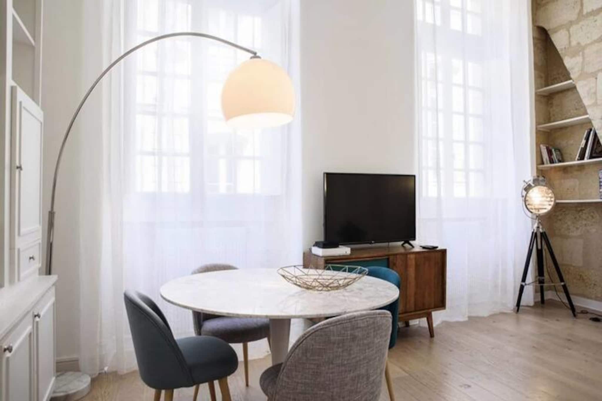 Beautiful 4-Person Apt in Calm Street