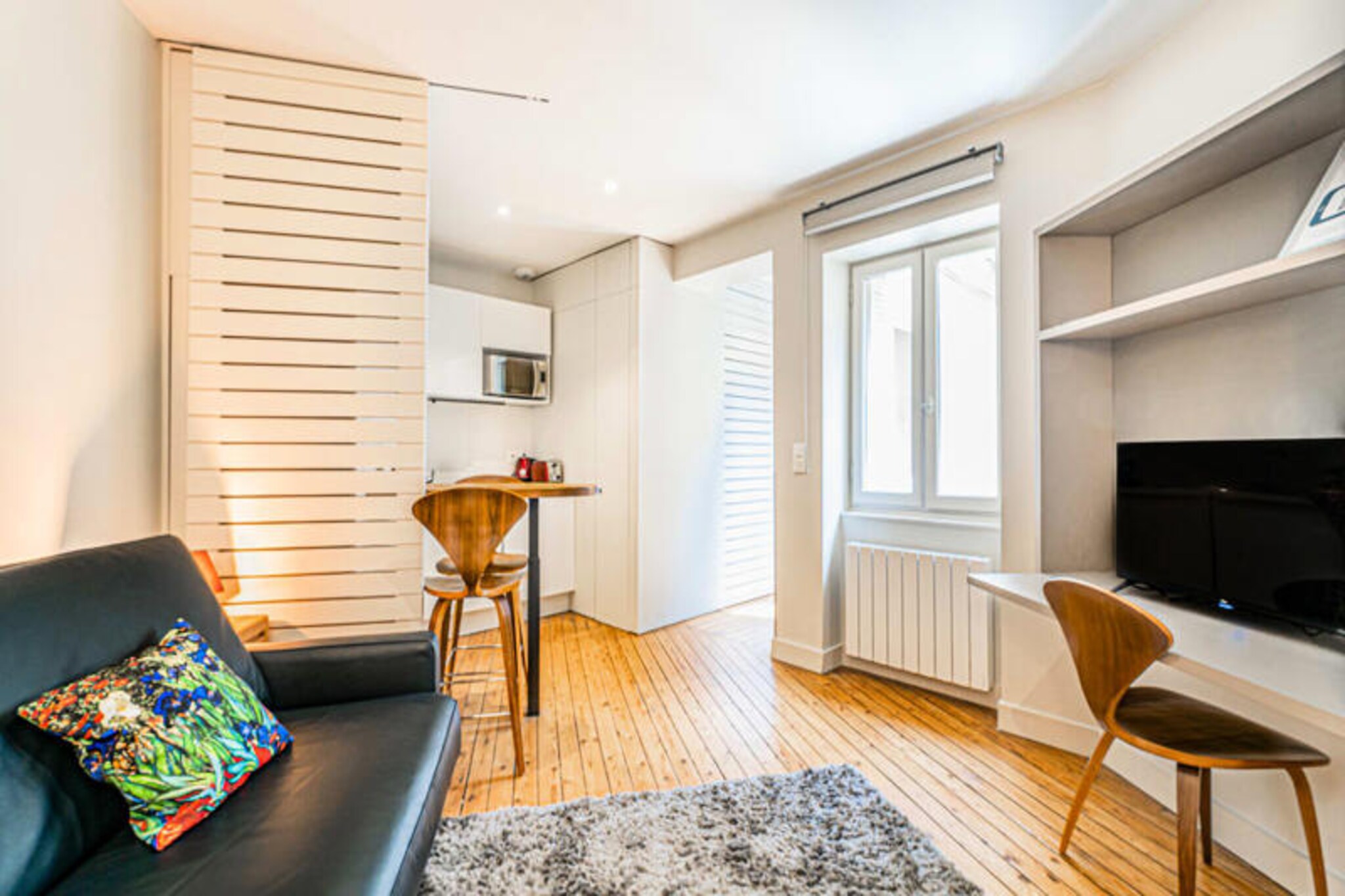 Nestled in the heart of Bordeaux's prestigious Golden Triangle, this serene 25 m² studio offers a harmonious blend of classic elegance and modern comfort. Situated on the third floor of an 18th-century building, the space overlooks a peaceful courtyard shaded by lime trees. Thoughtfully designed, the studio features a leather sofa bed with a Queen-sized mattress, practical storage, and a cozy desk, ideal for both leisure and business stays. The fully equipped kitchenette includes an induction hob, refrigerator, washing machine, microwave, and essential appliances, while the bathroom boasts a spacious shower and separate toilet.
The studio is steps away from the iconic Place des Quinconces, Europe's largest square, and the vibrant Place Tourny. Explore nearby landmarks such as the Grand Théâtre, Place de la Comédie, and Saint-André Cathedral, all within walking distance. Enjoy boutique shopping, exquisite dining, and cultural events in this chic district. Public transport hubs provide seamless access to Bordeaux’s attractions, including the Matmut Atlantique stadium and exhibition center.
With blackout blinds, fans, and eco-friendly furnishings, the studio ensures year-round comfort. Complimentary Wi-Fi, personalized concierge services, and optional breakfast delivery enhance your stay. Bordeaux-Saint-Jean station and Mérignac Airport are easily accessible by tram and bus, making this an ideal base to experience the charm and sophistication of Bordeaux.