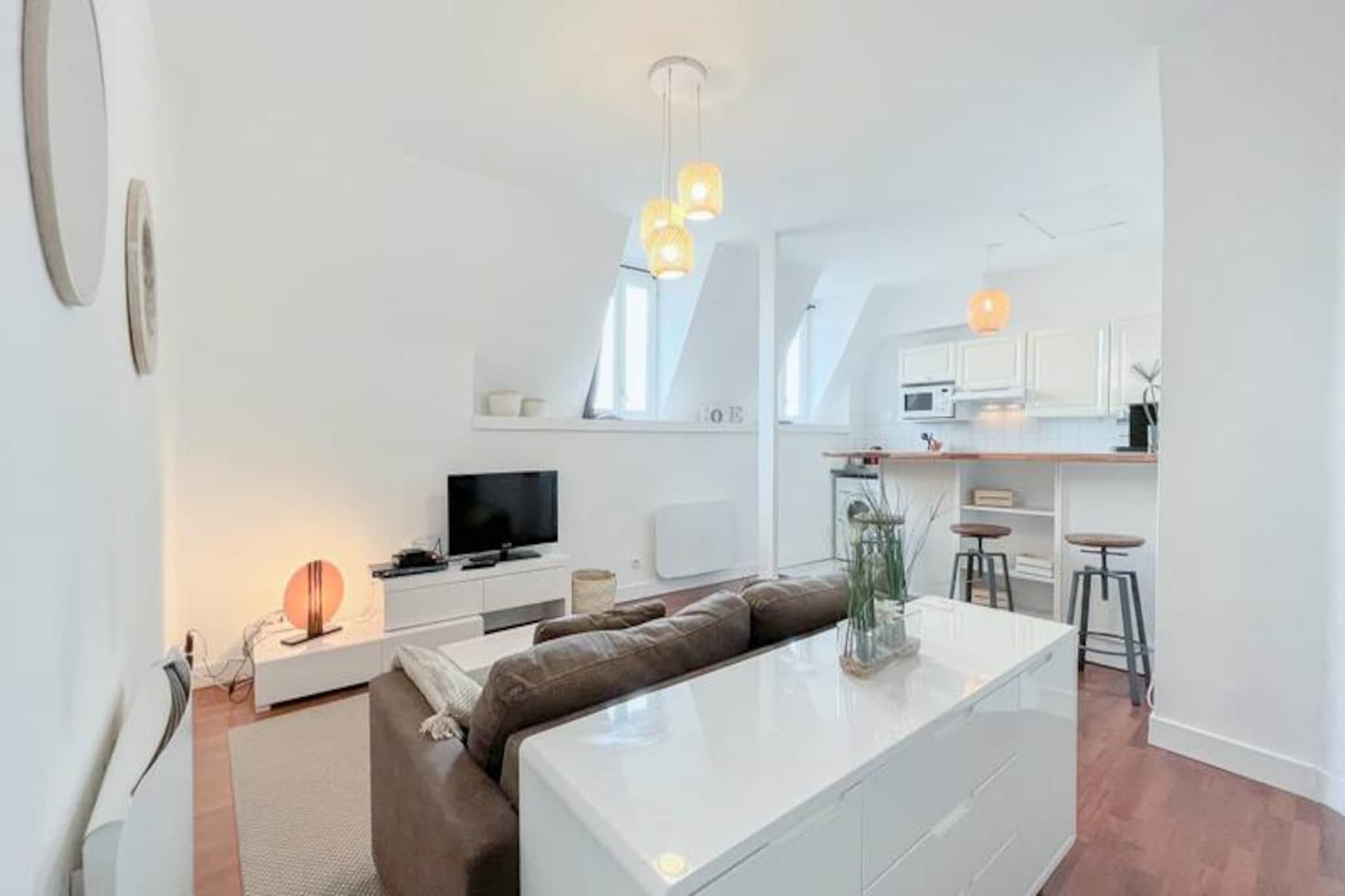 This elegant 47 m² apartment, located on the 5th floor of a historic building with an elevator, offers a peaceful retreat in the heart of Bordeaux's prestigious Golden Triangle. Recently renovated with taste and attention to detail, the apartment features a comfortable double bed (200x160 cm) in the cozy bedroom and a spacious, inviting living room ideal for relaxing after a day of sightseeing. The fully equipped kitchen allows you to prepare meals with ease, featuring a microwave, fridge, coffee machine, toaster, dishwasher, and washing machine. The practical bathroom completes the living space.
Located on Cours Clemenceau, the apartment offers easy access to the vibrant Place Gambetta and the picturesque Allées de Tourny, both just a short stroll away. You’ll be surrounded by museums, theaters, cinemas, restaurants, bars, and shops, making it the perfect location for exploring Bordeaux. Public transport, with tram and bus lines nearby, ensures easy access to the city's most iconic attractions.
Nearby, you’ll find the Bordeaux National Opera, Place des Quinconces, and the charming Parc Bordelais, ideal for a leisurely walk. Wine lovers will appreciate the city's proximity to renowned wine regions, while history enthusiasts can explore the beautiful Bordeaux waterfront, a UNESCO World Heritage site. This apartment offers a stylish and comfortable base for anyone looking to experience Bordeaux’s charm and sophistication.