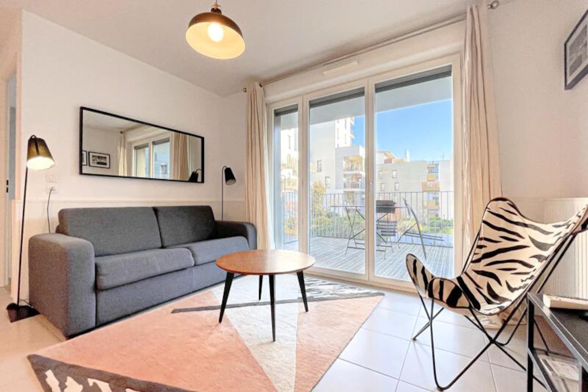 Radiant Modern Apt Near Cité du Vin