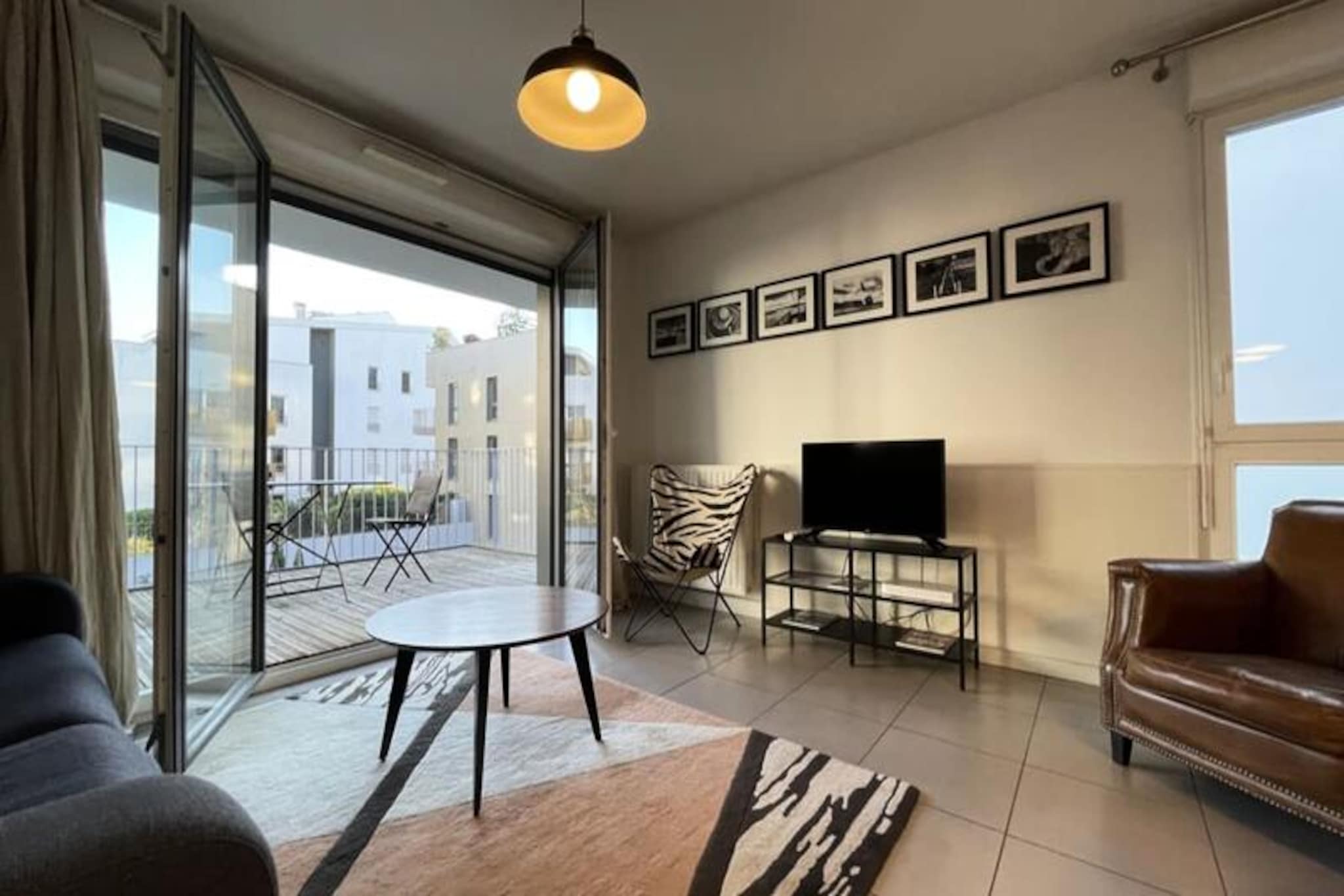 Located in the vibrant Quartier des Bassins à Flot, this modern 35 m² apartment offers a stylish and comfortable base for your stay in Bordeaux. Its bright and spacious living room, equipped with a sofa, armchairs, and television, provides a relaxing space to unwind. The well-equipped kitchen invites you to prepare meals in a welcoming atmosphere, while the cozy bedroom with a double bed promises restful nights. The apartment also features a lovely terrace, perfect for enjoying a morning coffee or evening drink. A clean, well-maintained bathroom with all necessary amenities ensures a comfortable stay. Secure parking is available for added convenience.

The apartment is ideally located just steps from the renowned Cité du Vin, a must-visit for wine lovers, offering an immersive experience into the world of Bordeaux's wine culture. You’re also within easy reach of the lively Chartrons district, known for its chic boutiques, wine bars, and restaurants. The nearby Quai des Marques is a great spot for shopping and dining, with a scenic view of the Jacques Chaban-Delmas Bridge. For those interested in exploring the city, the historic heart of Bordeaux, a UNESCO World Heritage site, is easily accessible via tram, with attractions like the Place de la Bourse and the Miroir d'eau just a short ride away. Whether you're visiting for business or leisure, this apartment provides a perfect mix of comfort, style, and location.