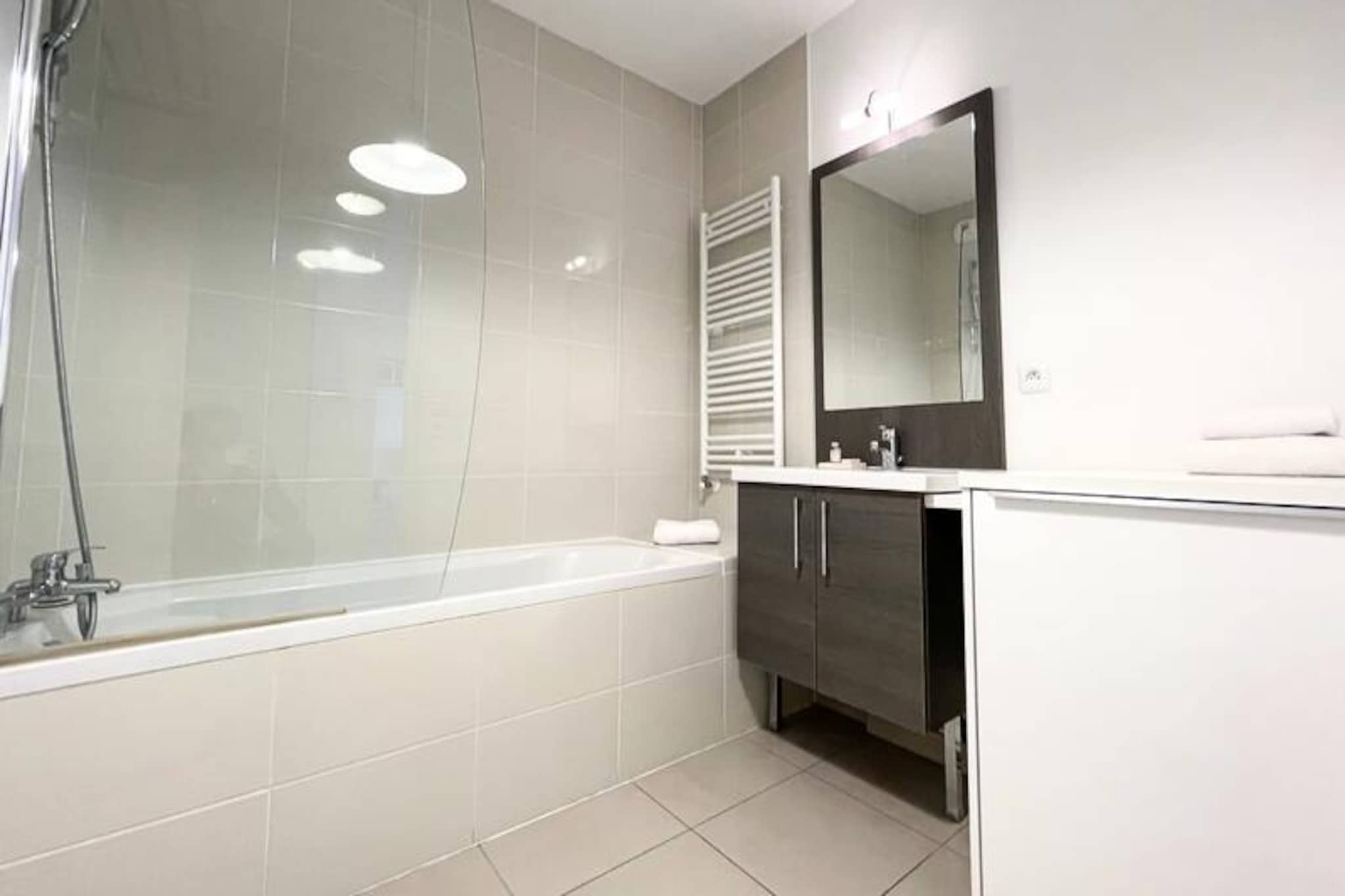 Appartement Rayonnant Et Moderne Très Bien Situé, Proche De La Cité Du Vin-Image-tags.