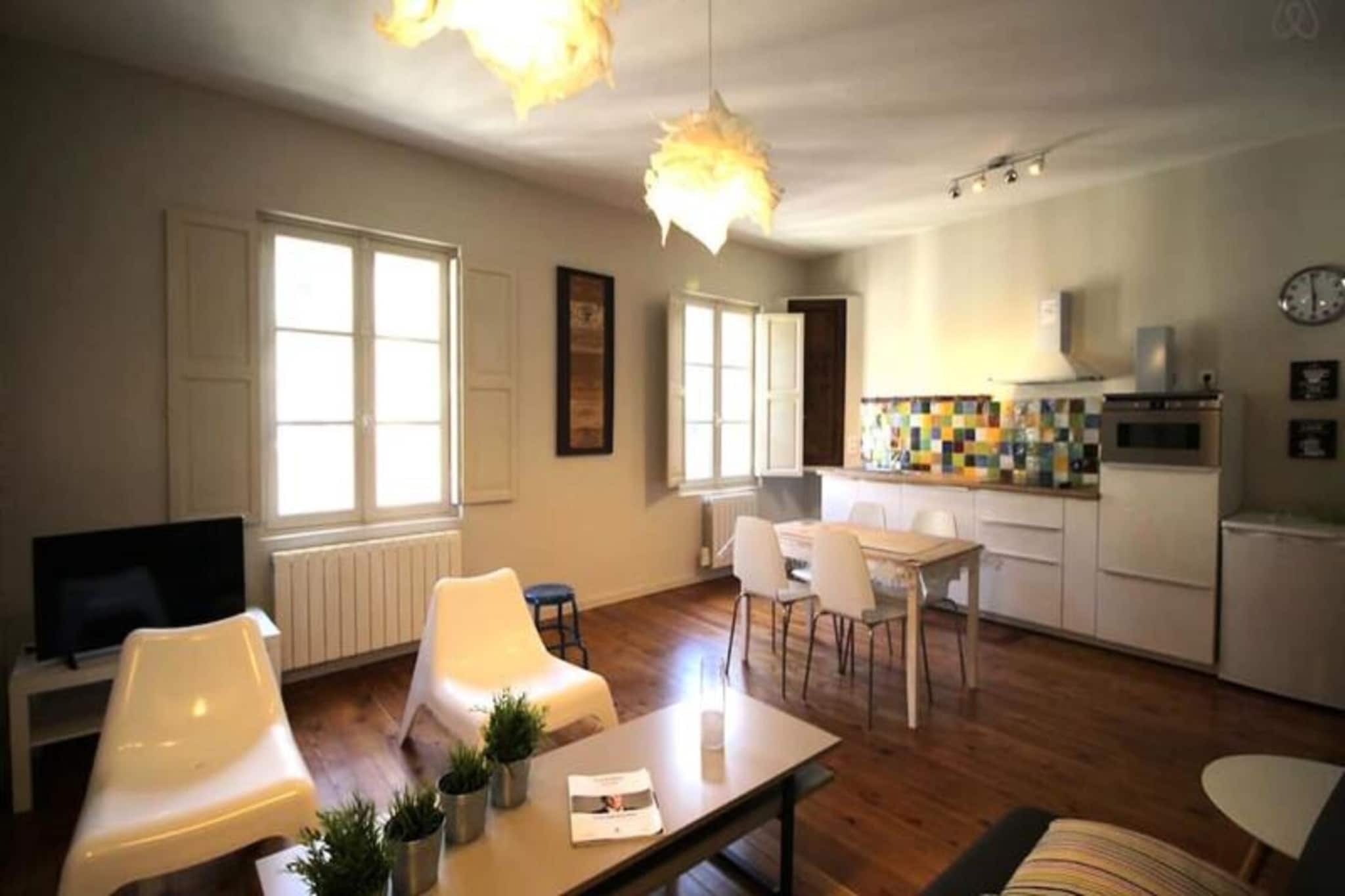 Beautiful 4-Person Apt, Historic Quarter