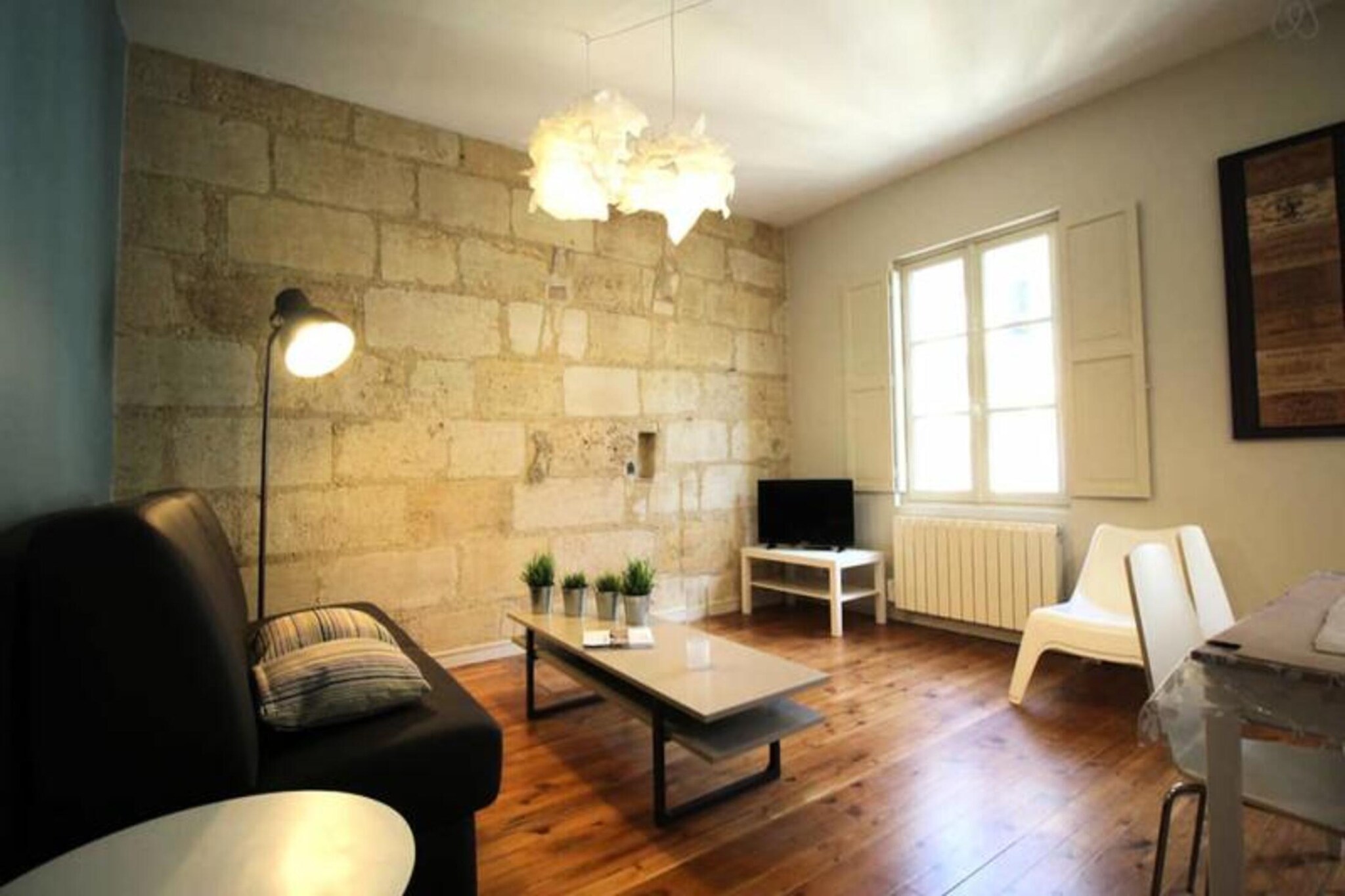 This charming 40 m² apartment, located in the heart of Bordeaux, offers a perfect blend of comfort and style. Situated just steps from the iconic Grande Cloche, the apartment is nestled in a lively neighborhood full of historic alleys, bustling cafés, and local boutiques.
The apartment’s central location allows easy access to Bordeaux's key attractions, including the nearby Place des Quinconces, one of Europe's largest squares. You can also explore the vibrant Mériadeck district, with its blend of modern shopping centers and antique shops, or take a stroll through the charming streets of the historic city center. With public transport easily accessible, including trams that connect you to the rest of the city, you’ll be able to discover Bordeaux's rich history, from its beautiful architecture to its renowned wine culture.
Ideal for two people, the apartment features a cozy bedroom with a comfortable double bed, a fully equipped open kitchen, and a bathroom with a walk-in shower. The space also includes a large living room with a sofa bed, TV, and a dining area, making it a great choice for relaxation after a day of exploring.