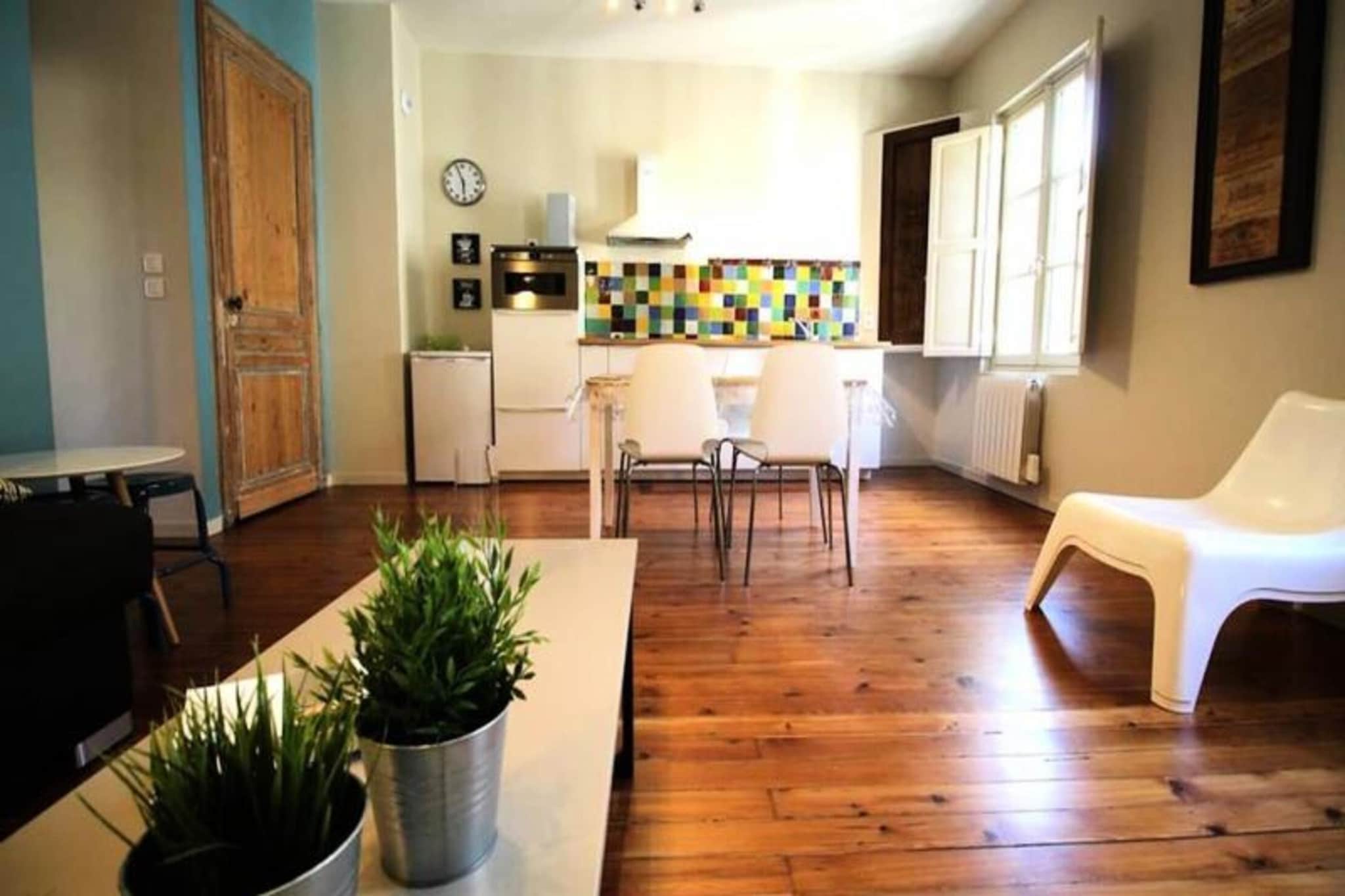 Beautiful 4-Person Apt, Historic Quarter