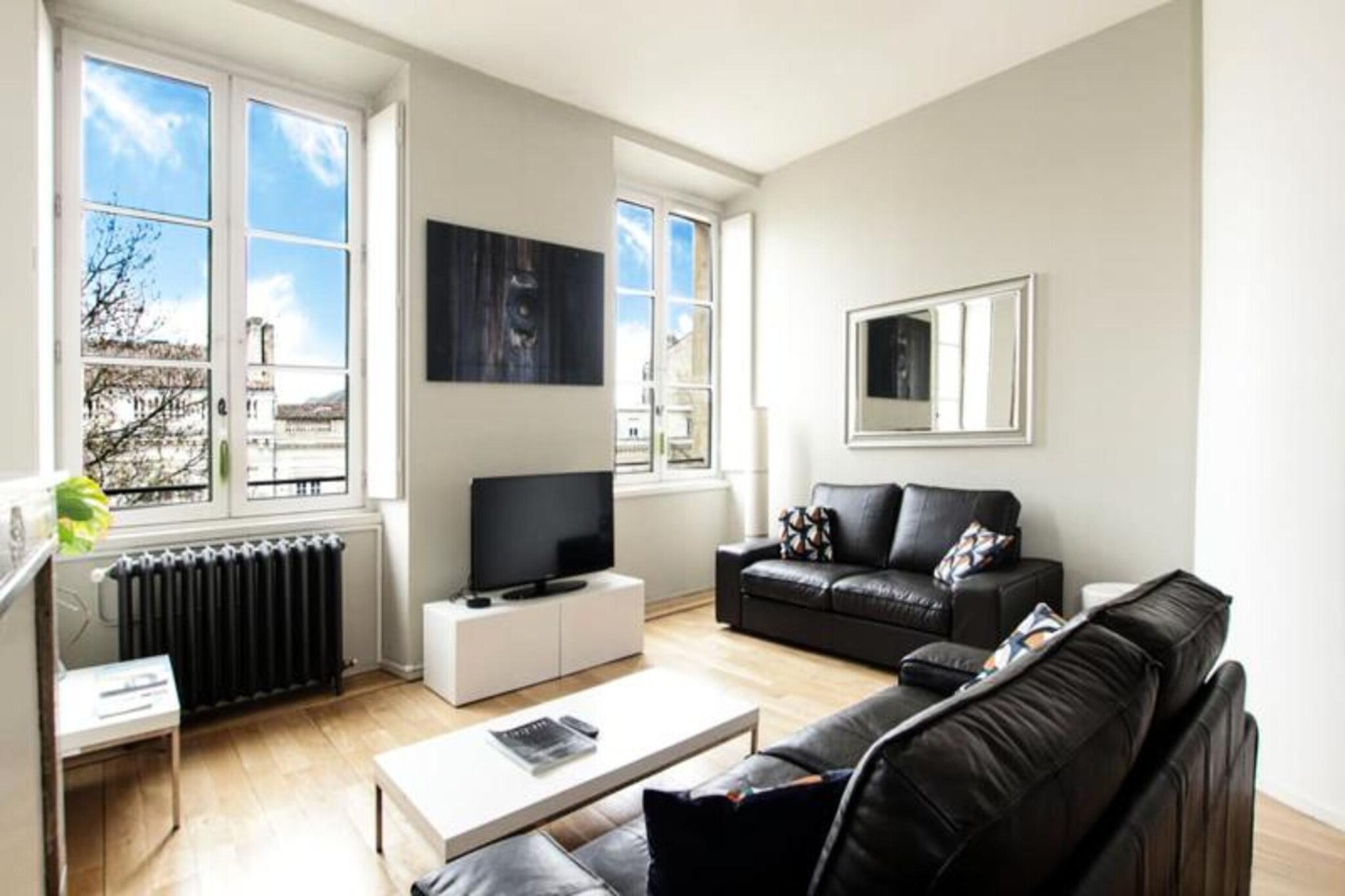This spacious 75 m² apartment offers an exceptional stay in the heart of Bordeaux, directly facing the tranquil Jardin Public and just steps away from the lively Chartrons district. Located on the second floor of a charming 18th-century building, this property combines the elegance of Bordeaux's historic architecture with modern amenities for a perfect urban retreat.
Nearby, the bustling Chartrons district offers a variety of antique shops, vibrant restaurants, and local boutiques, making it an ideal location for exploring Bordeaux’s rich cultural scene. A short walk brings you to Place des Quinconces, the Grand Théâtre, and the famous Golden Triangle, where you’ll find high-end shops and beautiful views. Bordeaux’s UNESCO-listed heritage, including the Saint-André Cathedral and the Palais Rohan, is within easy reach, offering a glimpse into the city’s historical grandeur.
With two bedrooms featuring queen-size beds, a bright living area, and a fully equipped kitchen, this apartment provides both comfort and style. Enjoy a view of the lush gardens, and take advantage of the apartment's proximity to the tram, connecting you easily to the entire Bordeaux area.