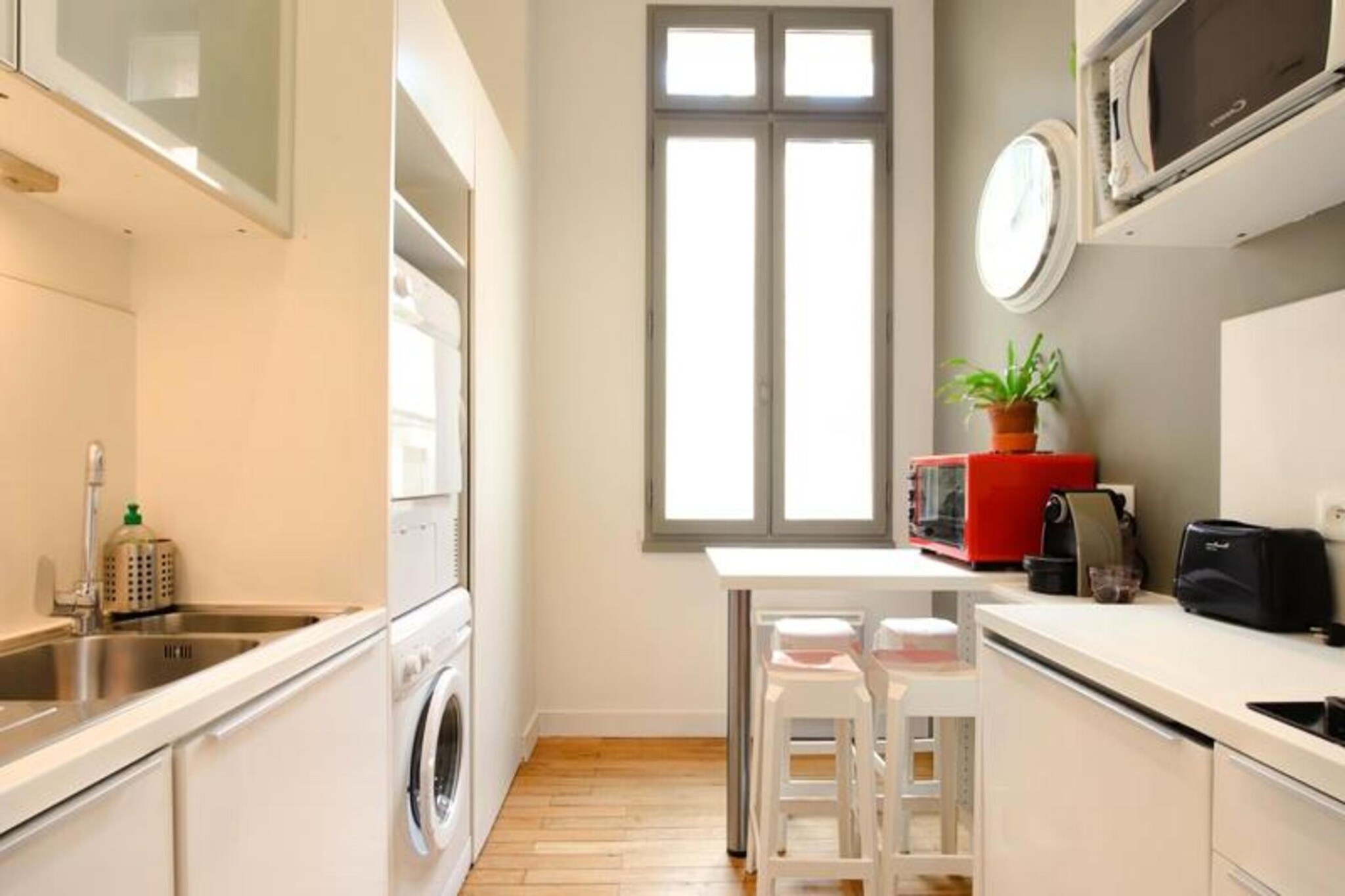 This spacious and charming 76 m² apartment is located on the third and top floor of a classic 18th-century Bordeaux building, offering a prime location in the heart of the golden triangle. Just steps from Place des Quinconces and Place Tourny, the apartment provides a peaceful retreat with views over a shaded courtyard. Inside, a refined mix of oak, walnut wood, leather, and linen reflects the southern French sunlight, inspired by Vincent Van Gogh’s vibrant palette.
The surrounding area is rich with Bordeaux’s cultural landmarks. The famous Place des Quinconces, one of Europe’s largest public squares, is just a short walk away, along with the Grand Théâtre and the neoclassical Place des Grands Hommes. The district is renowned for its luxury boutiques, fine dining restaurants, and beautiful architecture. For a touch of history, visit the Saint-André Cathedral and the Palais Rohan, both within walking distance. Bordeaux’s vibrant lifestyle and UNESCO World Heritage sites make this location an ideal base for exploration.
The apartment features two large bedrooms with queen-size beds, a bright and functional kitchen, and a comfortable living area. With modern amenities like a walk-in shower, washing machine, and dishwasher, it offers both style and practicality. The property also has air fans and blackout curtains for year-round comfort.