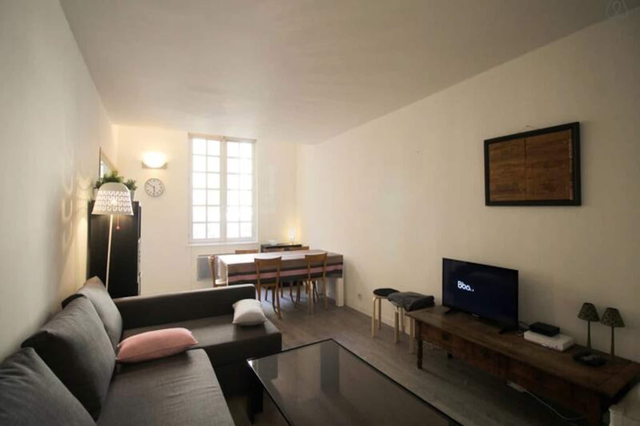This charming 60 m² apartment, located on the second floor of a beautiful 19th-century building, offers a perfect blend of elegance and comfort. Nestled on Rue Ausone in the heart of Bordeaux, it provides immediate access to a range of cultural and culinary attractions, including museums, theaters, cinemas, restaurants, bars, and shops. With tram stations A and C just a minute's walk away, the entire city is at your doorstep. The apartment features two cozy bedrooms with 160 cm beds, ideal for up to four guests. The tasteful decor creates a soothing, welcoming atmosphere, enhanced by a lovely terrace where you can enjoy a morning coffee or unwind in the evening.
Nearby attractions include the Place de la Bourse, a stunning neoclassical square, the iconic Water Mirror, and the historic Bordeaux's old town, a UNESCO World Heritage Site. The vibrant Quinconces Square and Grand Théâtre are also just a short stroll away, making this apartment the ideal base to explore the city’s rich history and lively atmosphere.
The fully equipped kitchen includes modern appliances such as a toaster and coffee machine, perfect for preparing meals. The apartment retains the charm of old Bordeaux, with its distinctive Bordeaux stone stairs, while offering all modern amenities, including a TV, Wi-Fi, and the option to add a baby bed and high chair for a small fee.