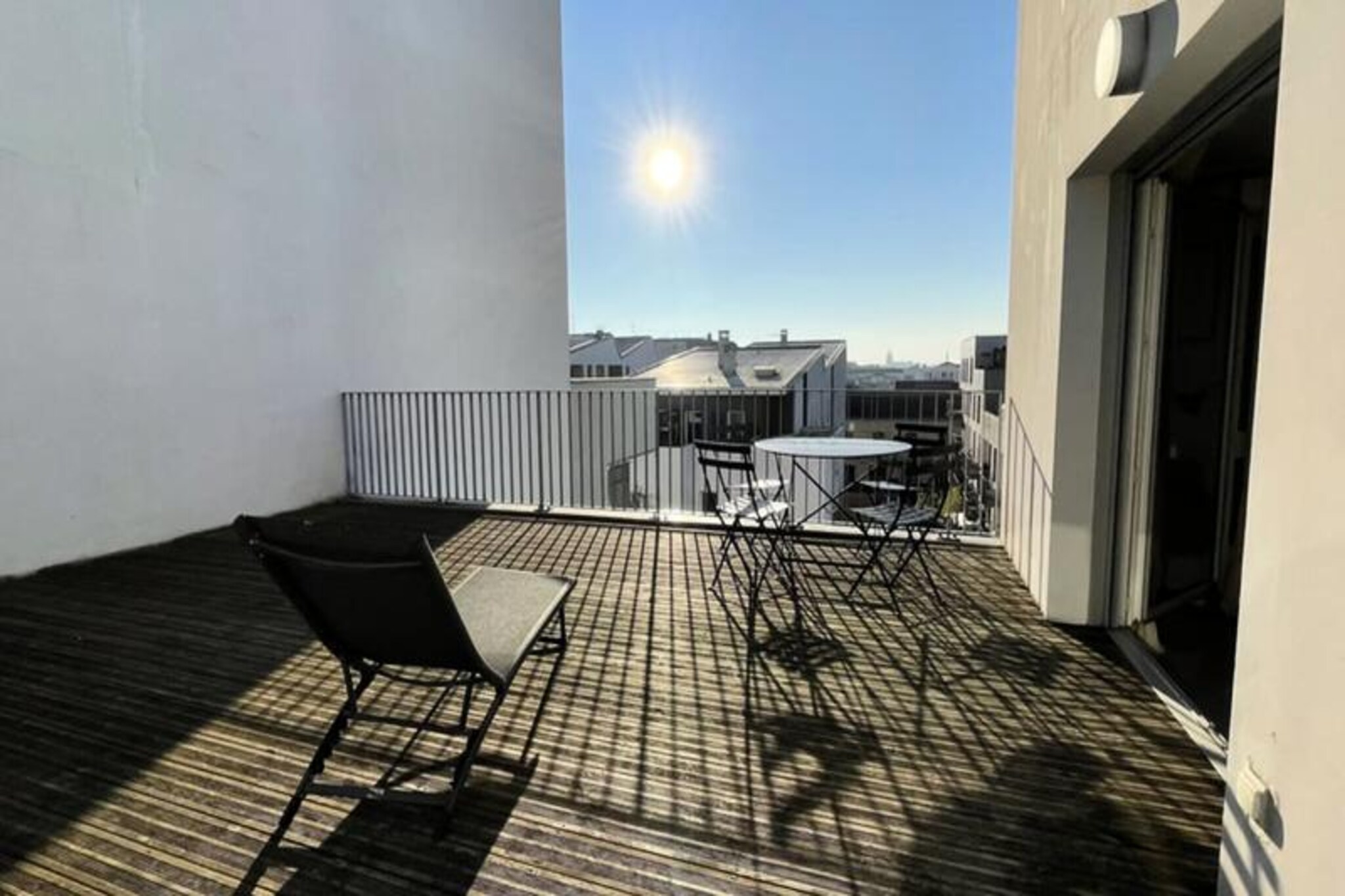 This modern apartment is located in the vibrant Bassins à Flot district of Bordeaux, a lively area full of new developments, restaurants, and attractions, making it a perfect base for exploring the city. Situated just steps from the renowned Wine Museum, the apartment offers a stylish blend of modern comfort and Bordeaux charm. It features a spacious living room with cozy furniture and a television, ideal for relaxing. The kitchen is fully equipped, providing all the essentials for a convenient stay. The bedroom offers a restful space with a comfortable double bed. One of the highlights is the illuminated terrace, perfect for enjoying a glass of wine on mild evenings. The apartment also includes a modern bathroom and secure parking, adding extra convenience to your stay.
Bordeaux's exciting Bassins à Flot district is well-connected, with easy access to the city’s attractions. The Wine Museum is just around the corner, offering an immersive experience into the world of wine. For shopping, the Quai des Marques is nearby, an outdoor shopping area with beautiful views of the Jacques Chaban-Delmas Bridge. The historical Chartrons district, known for its rich merchant history and beautiful architecture, is just a short walk away, offering trendy cafes and boutique shops. Other famous sites like the Place de la Bourse and the Miroir d’Eau are a short tram ride away, making this apartment an ideal spot for exploring Bordeaux's history, culture, and modern attractions.