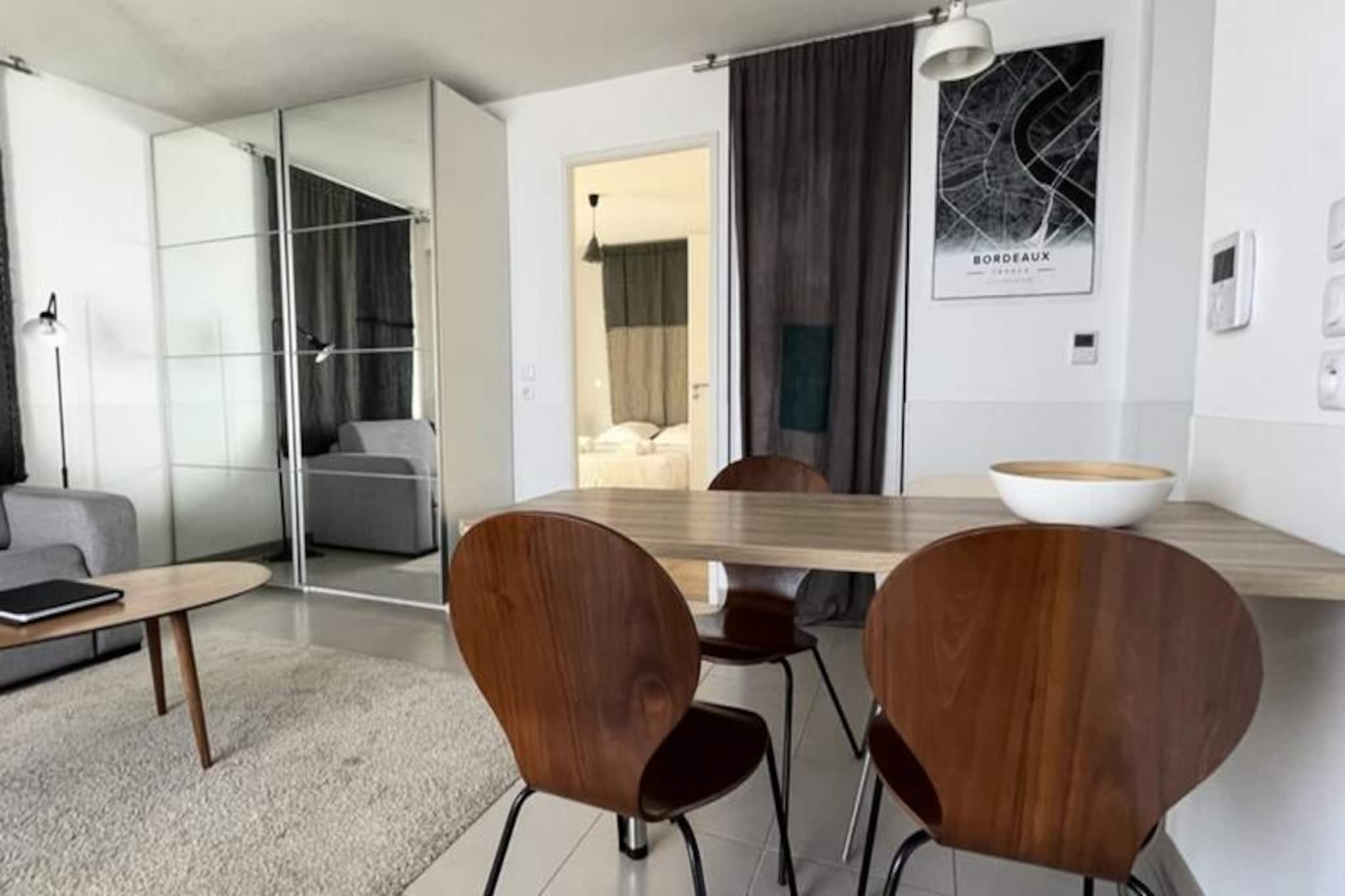 Spacieux Appartement Remarquablement Lumineux Avec Parking à La Cité Du Vin-Image-tags.