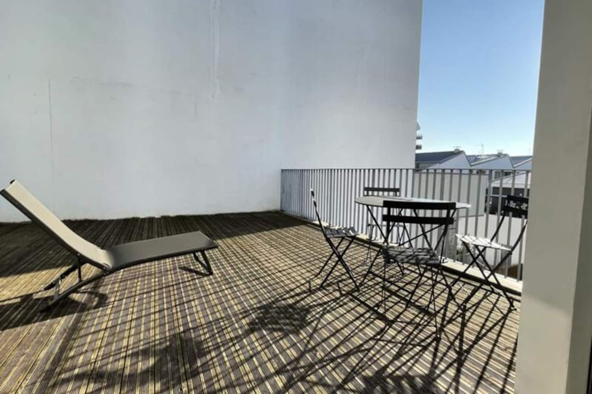 Spacieux Appartement Remarquablement Lumineux Avec Parking à La Cité Du Vin-Image-tags.