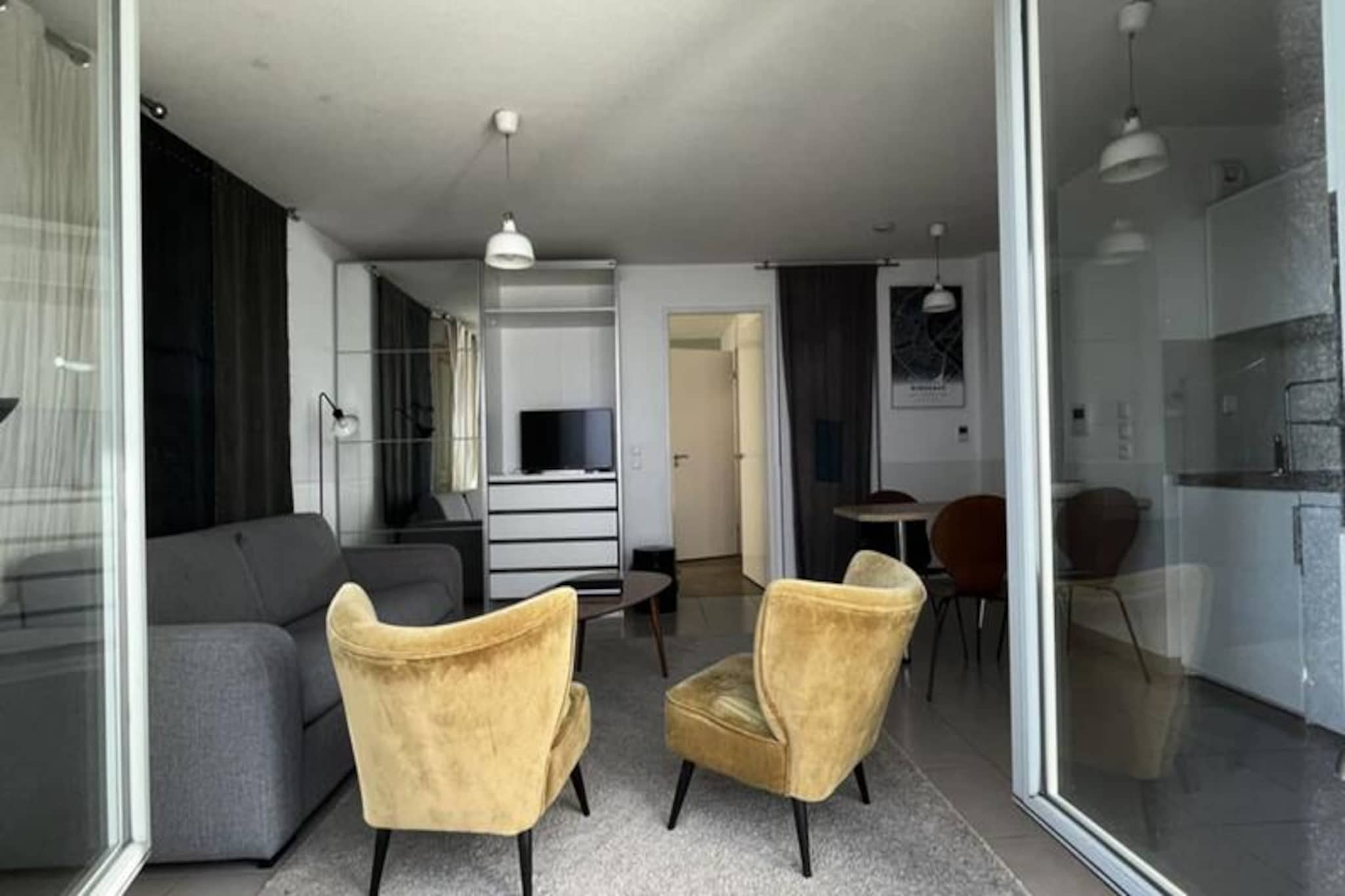 Spacieux Appartement Remarquablement Lumineux Avec Parking à La Cité Du Vin-Image-tags.