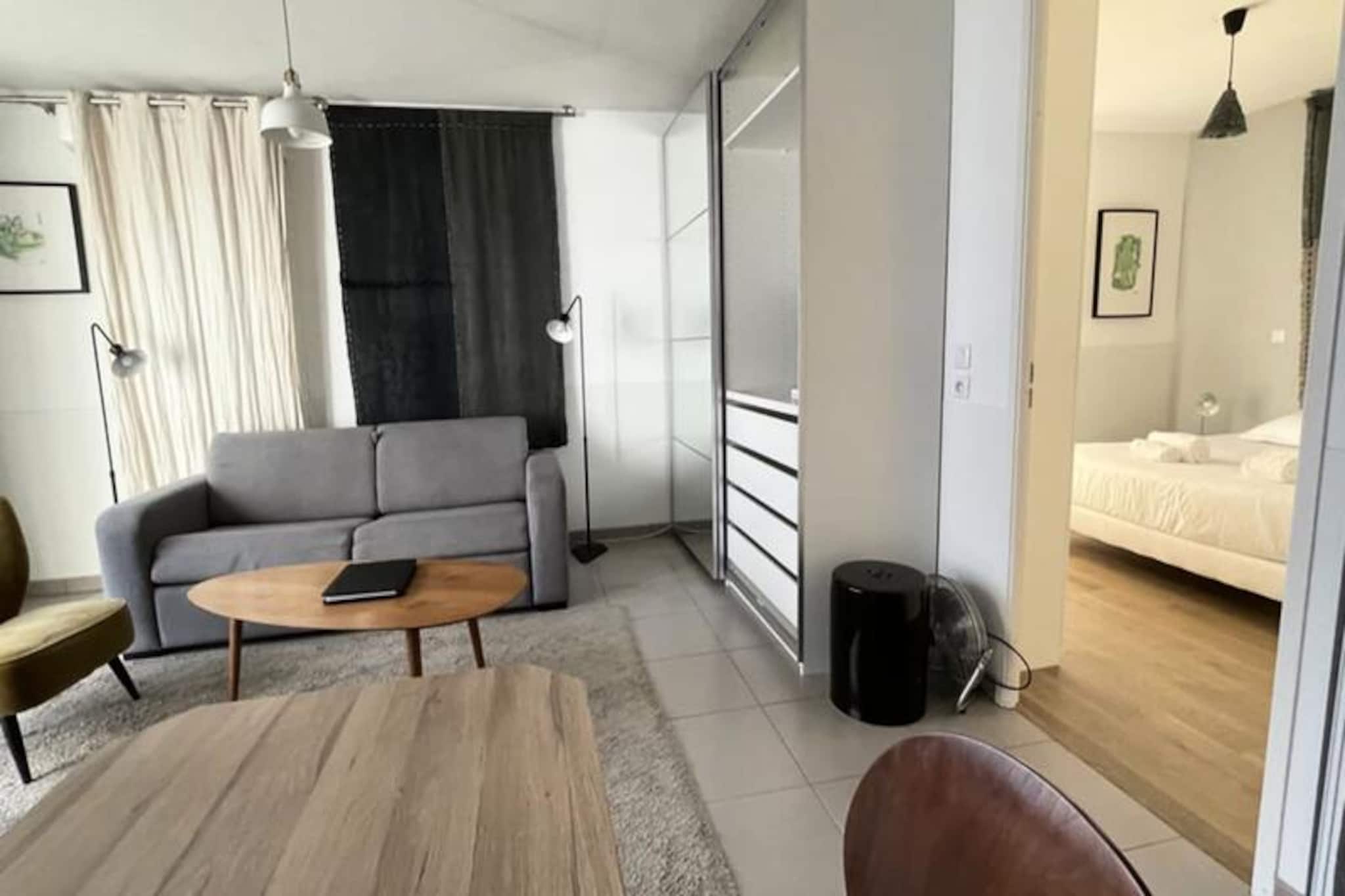 Spacieux Appartement Remarquablement Lumineux Avec Parking à La Cité Du Vin-Image-tags.