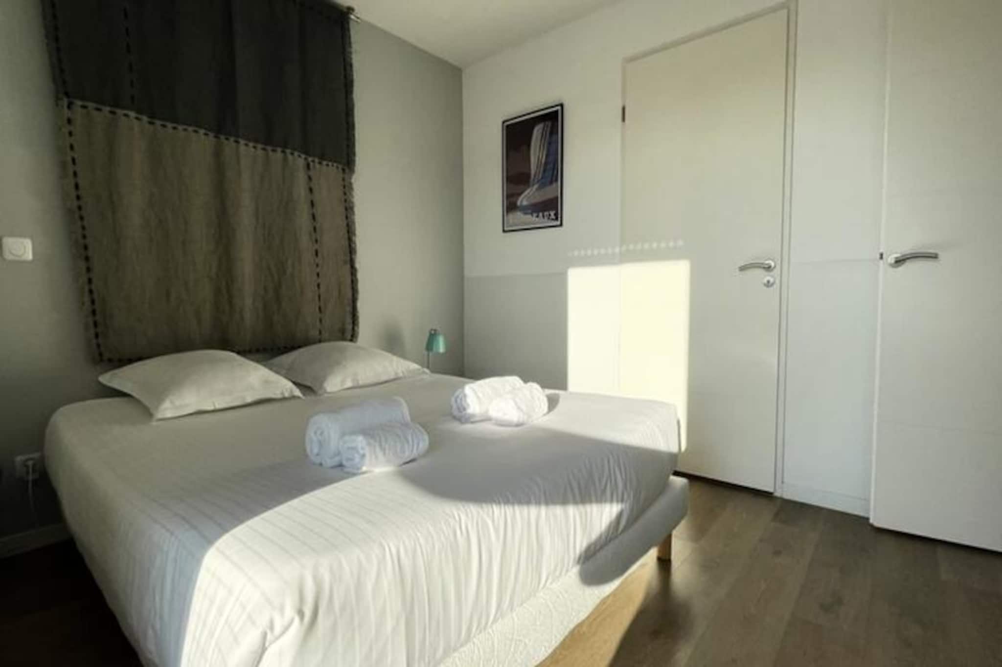 Spacieux Appartement Remarquablement Lumineux Avec Parking à La Cité Du Vin-Image-tags.