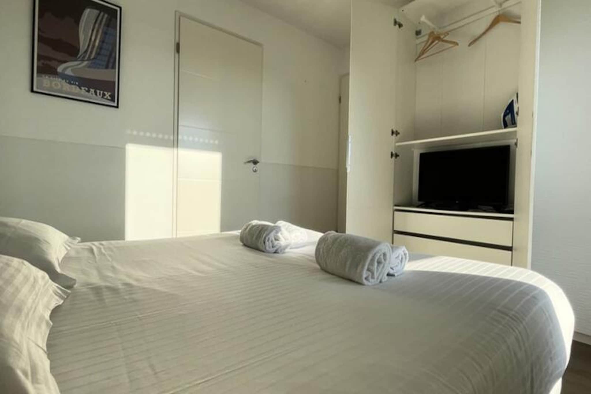 Spacieux Appartement Remarquablement Lumineux Avec Parking à La Cité Du Vin-Image-tags.