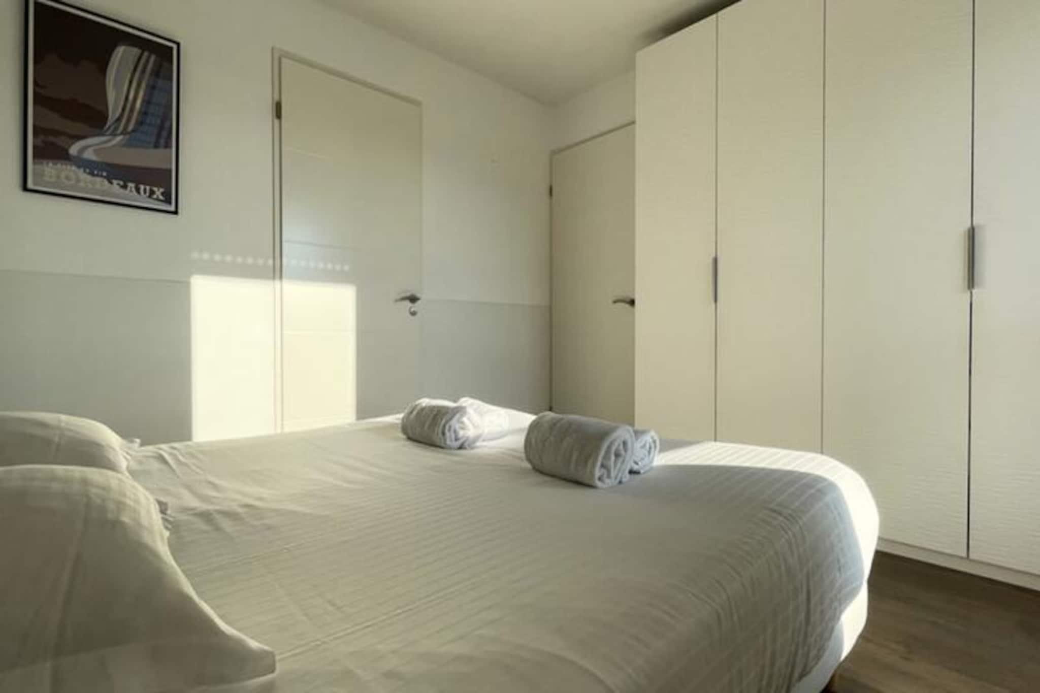 Spacieux Appartement Remarquablement Lumineux Avec Parking à La Cité Du Vin-Image-tags.