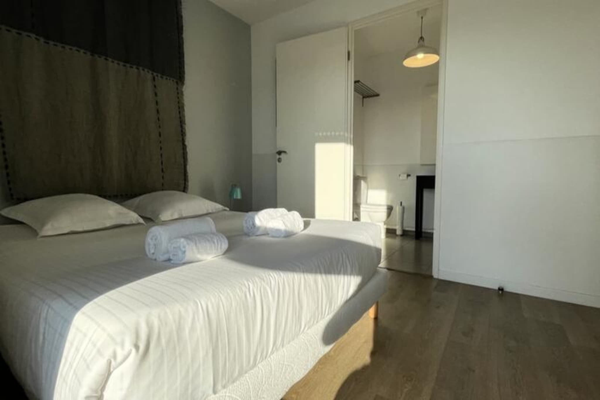 Spacieux Appartement Remarquablement Lumineux Avec Parking à La Cité Du Vin-Image-tags.