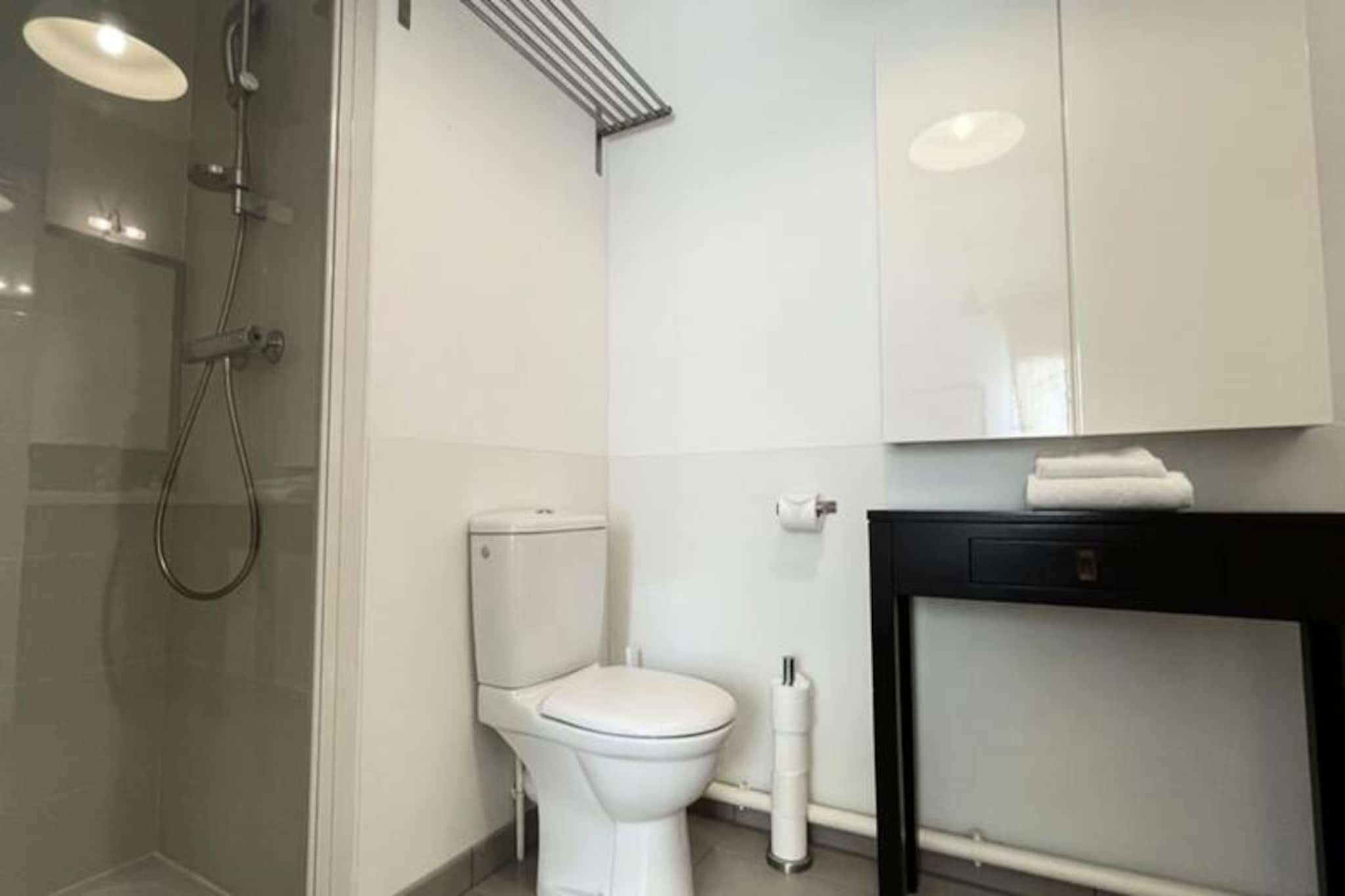 Spacieux Appartement Remarquablement Lumineux Avec Parking à La Cité Du Vin-Image-tags.