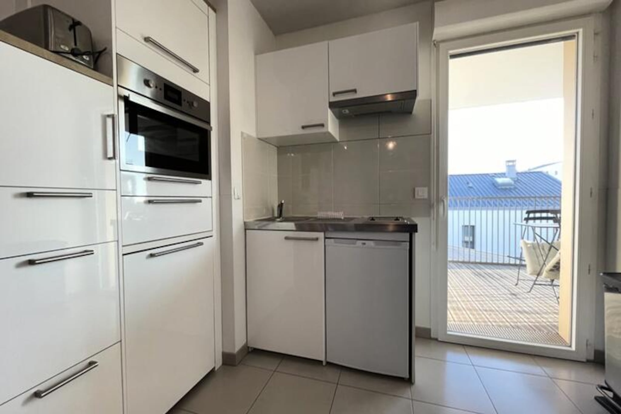 Studio Harmonieusement Aménagé Avec Parking Et Terrasse Vers La Cité Du Vin-Image-tags.